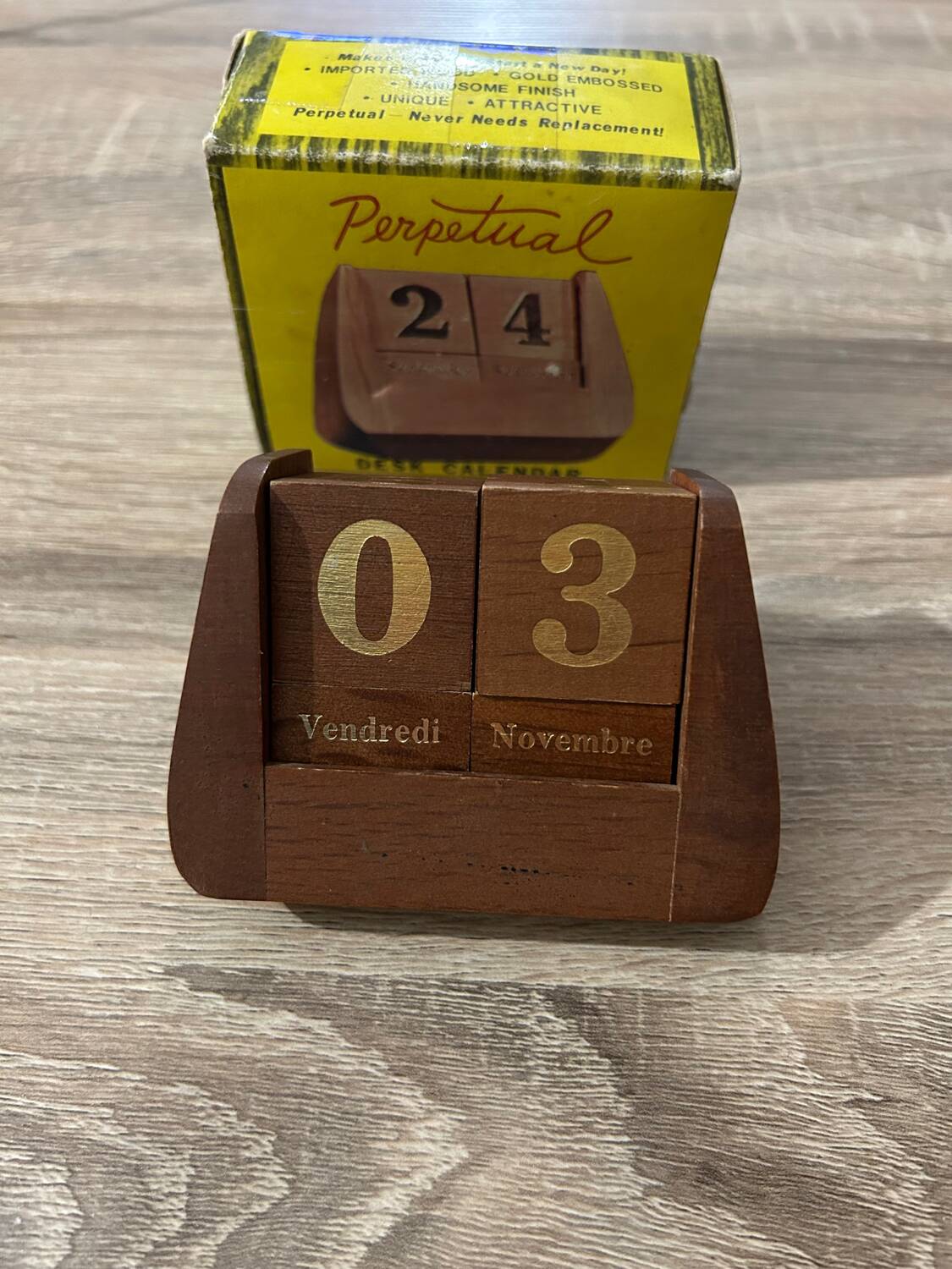 Perpetual calendar in wooden cubes