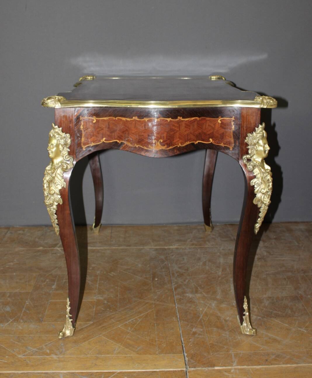 Bureau Louis XV en Marqueterie et Bronze d'époque XIX