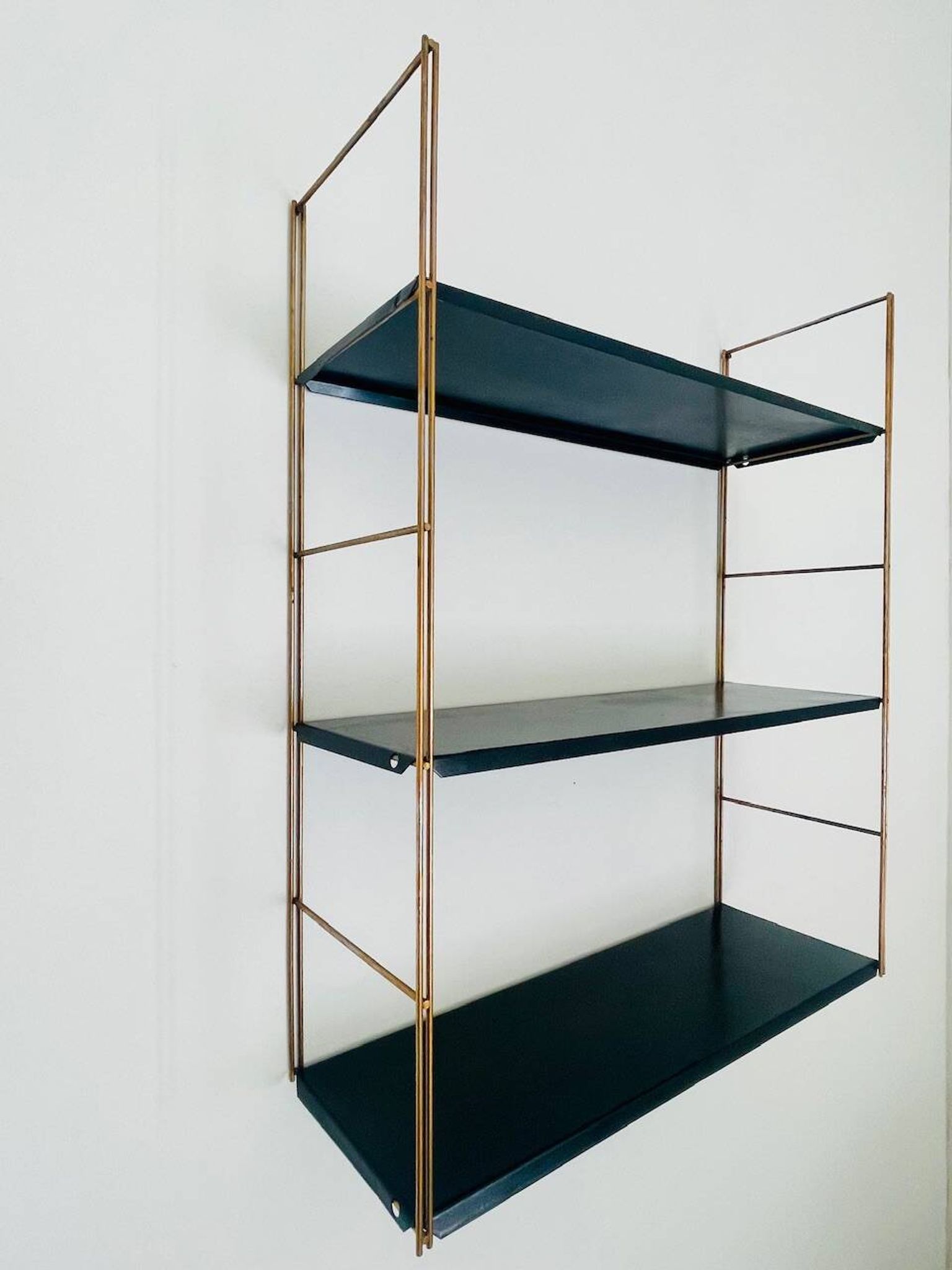 Etagère murale vintage modulable, metal et laiton circa 1960s