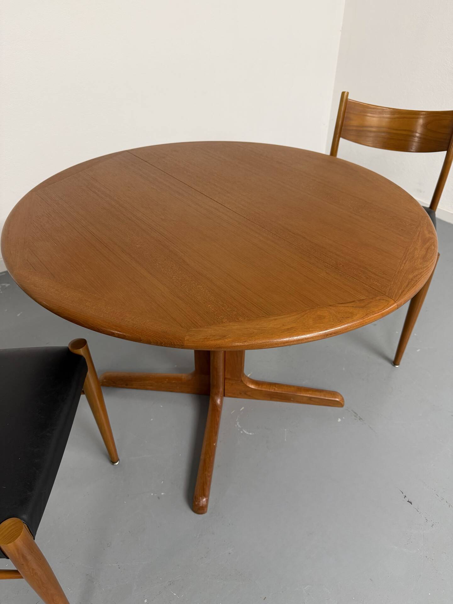 Vintage round dining table Scandinavian design an60 Falster Furniture