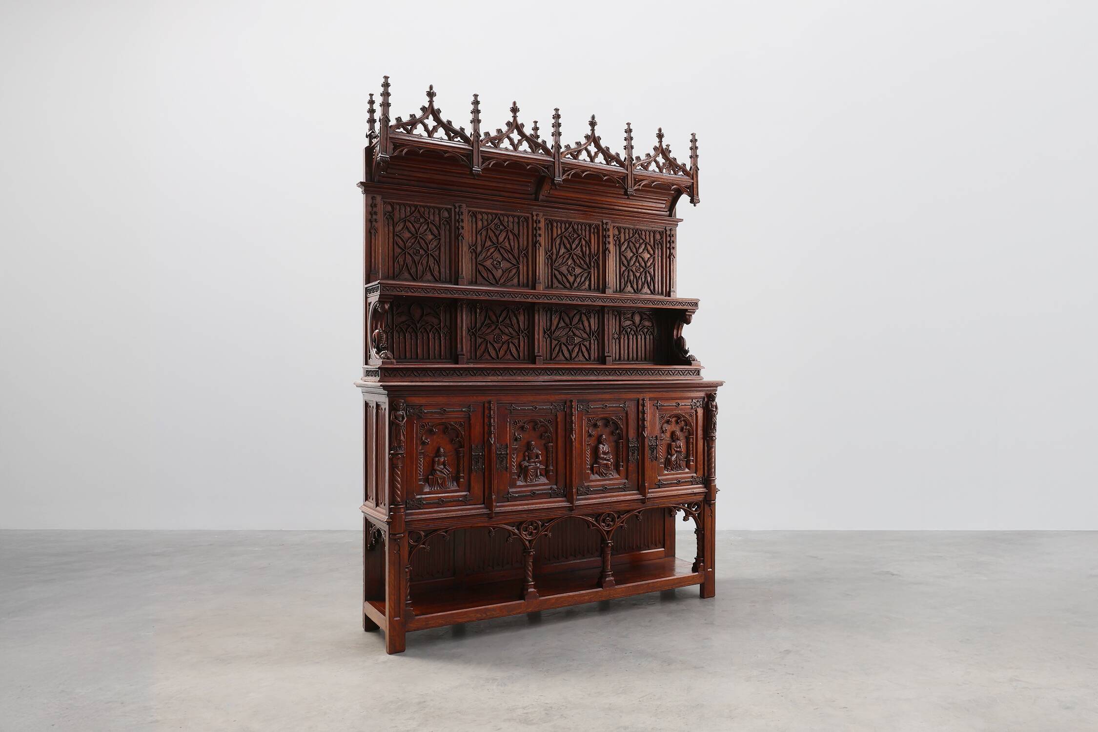 Rare grande armoire néogothique en chêne sculpté à la main du début du XIXe siècle