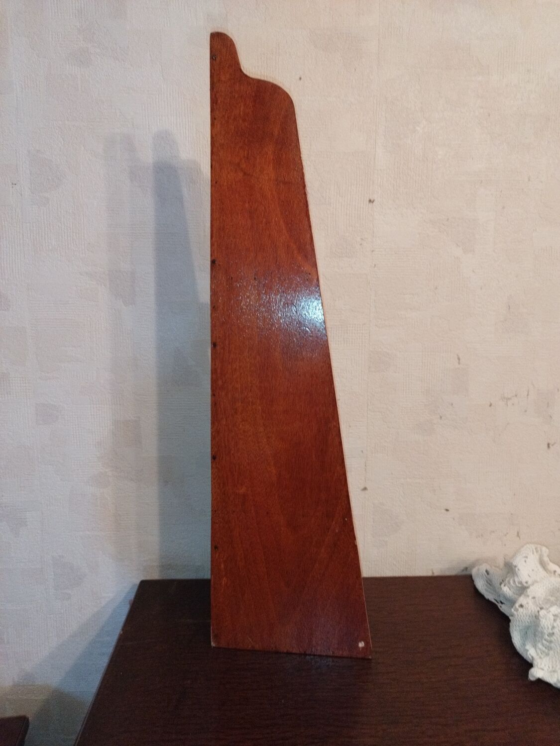 Corner shelf to hang wall