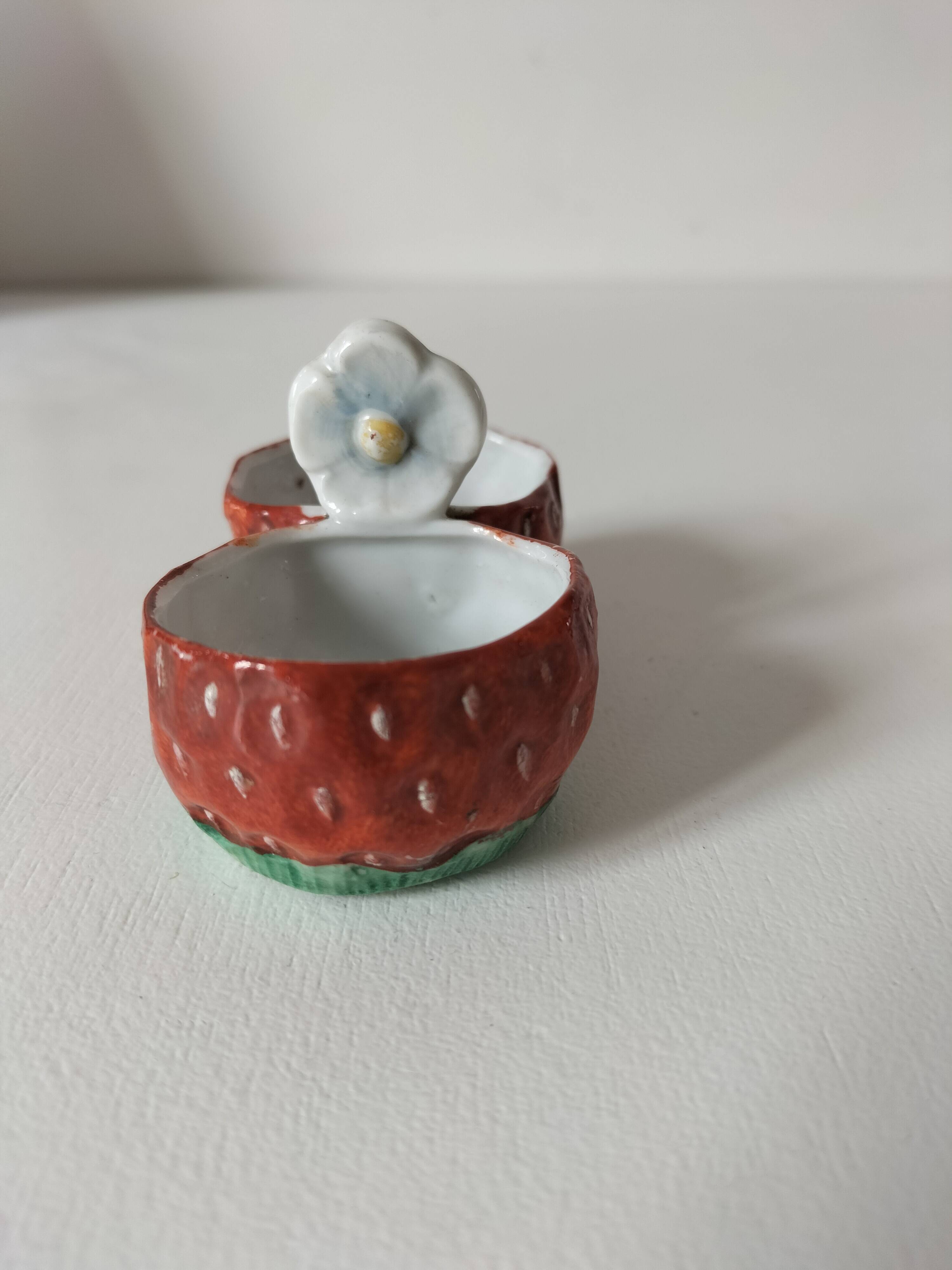 Salière poivrière fraises en barbotine vintage