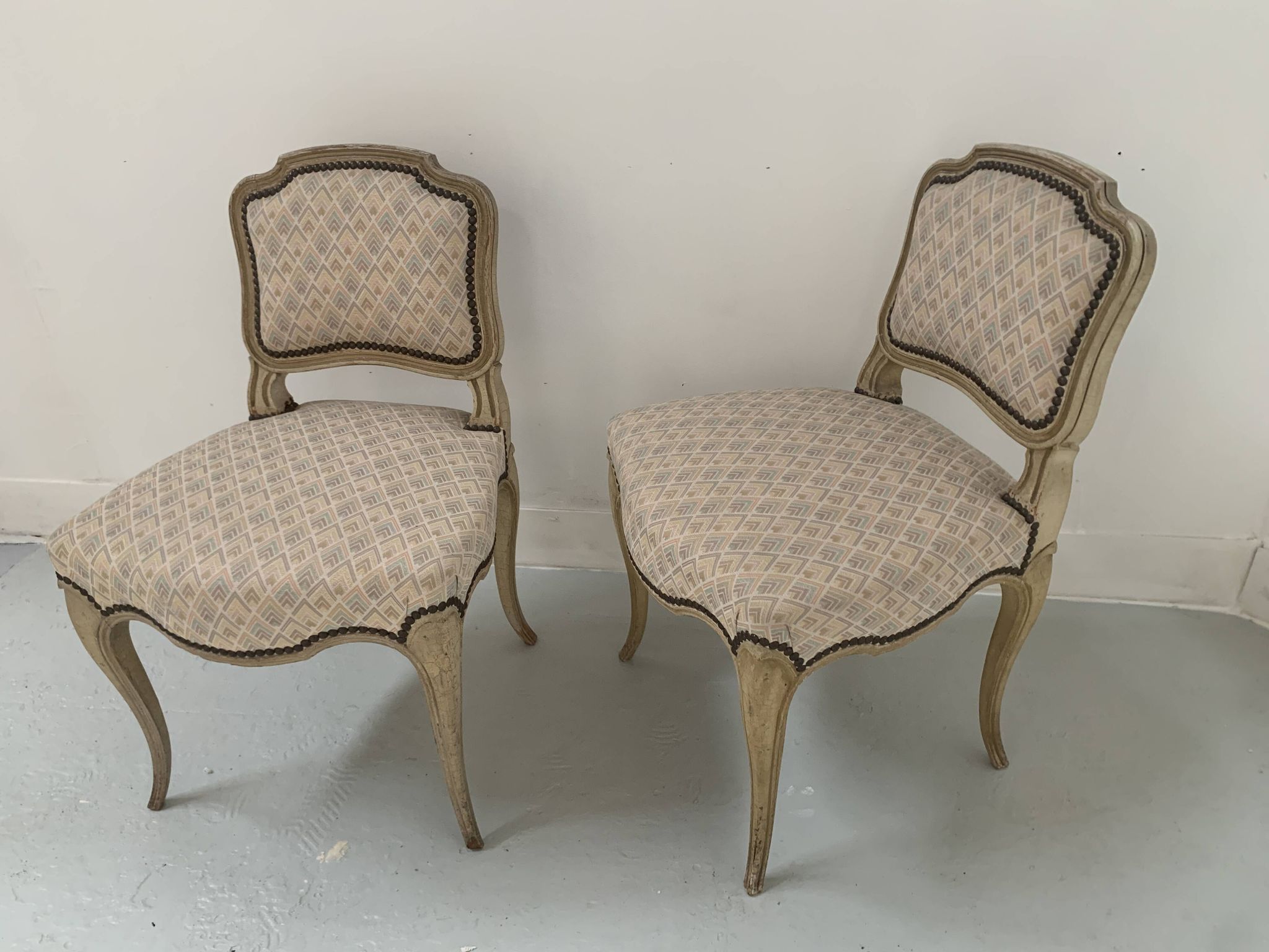 Paire de chauffeuses de style Louis XV, XXème siècle