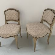 Paire de chauffeuses de style Louis XV, XXème siècle