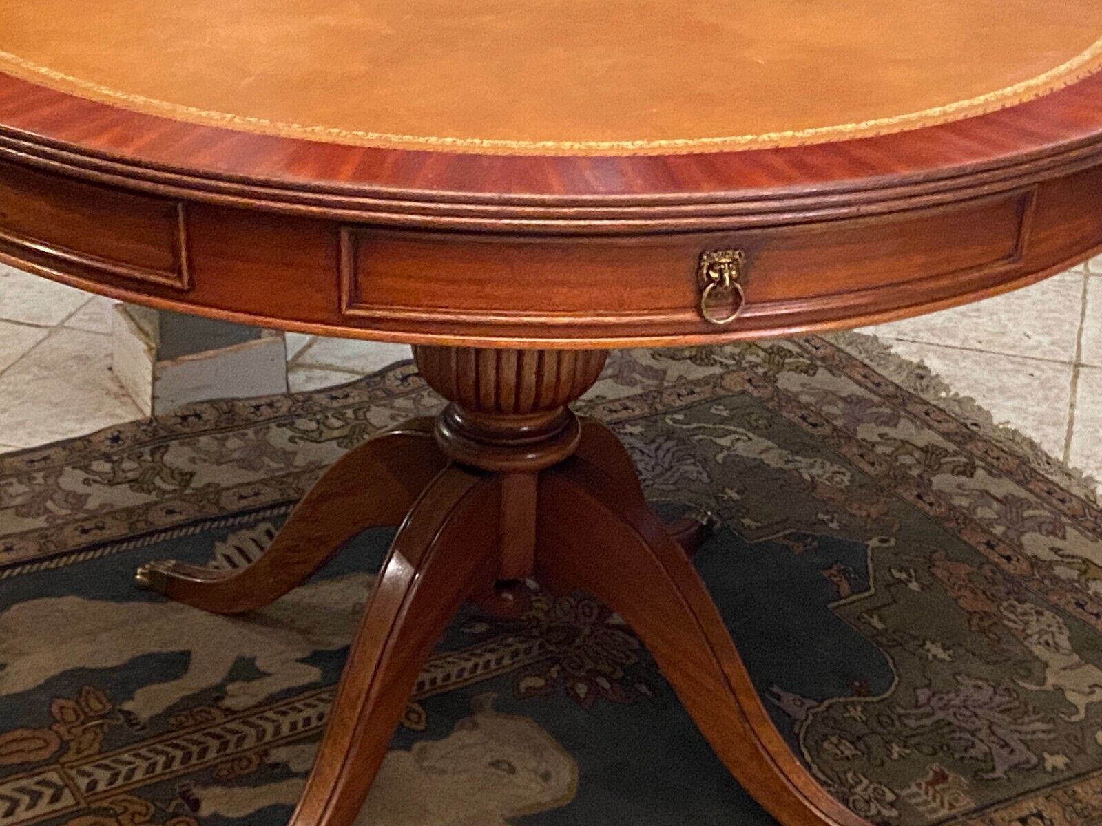 Circular table in light mahogany and leather base claw English style