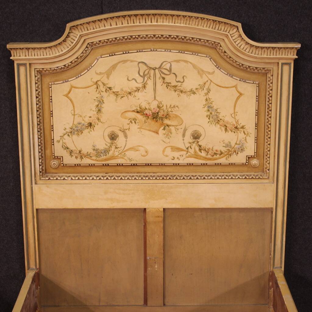 Paire de lits de style Louis XVI en bois laqué du XXe siècle