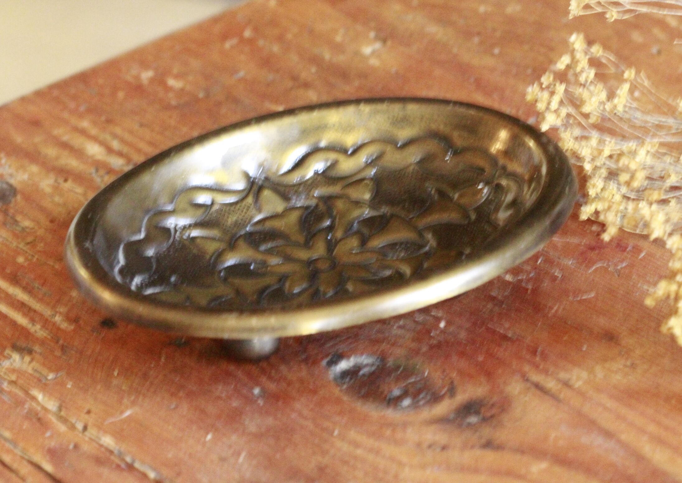 Metal soap dish