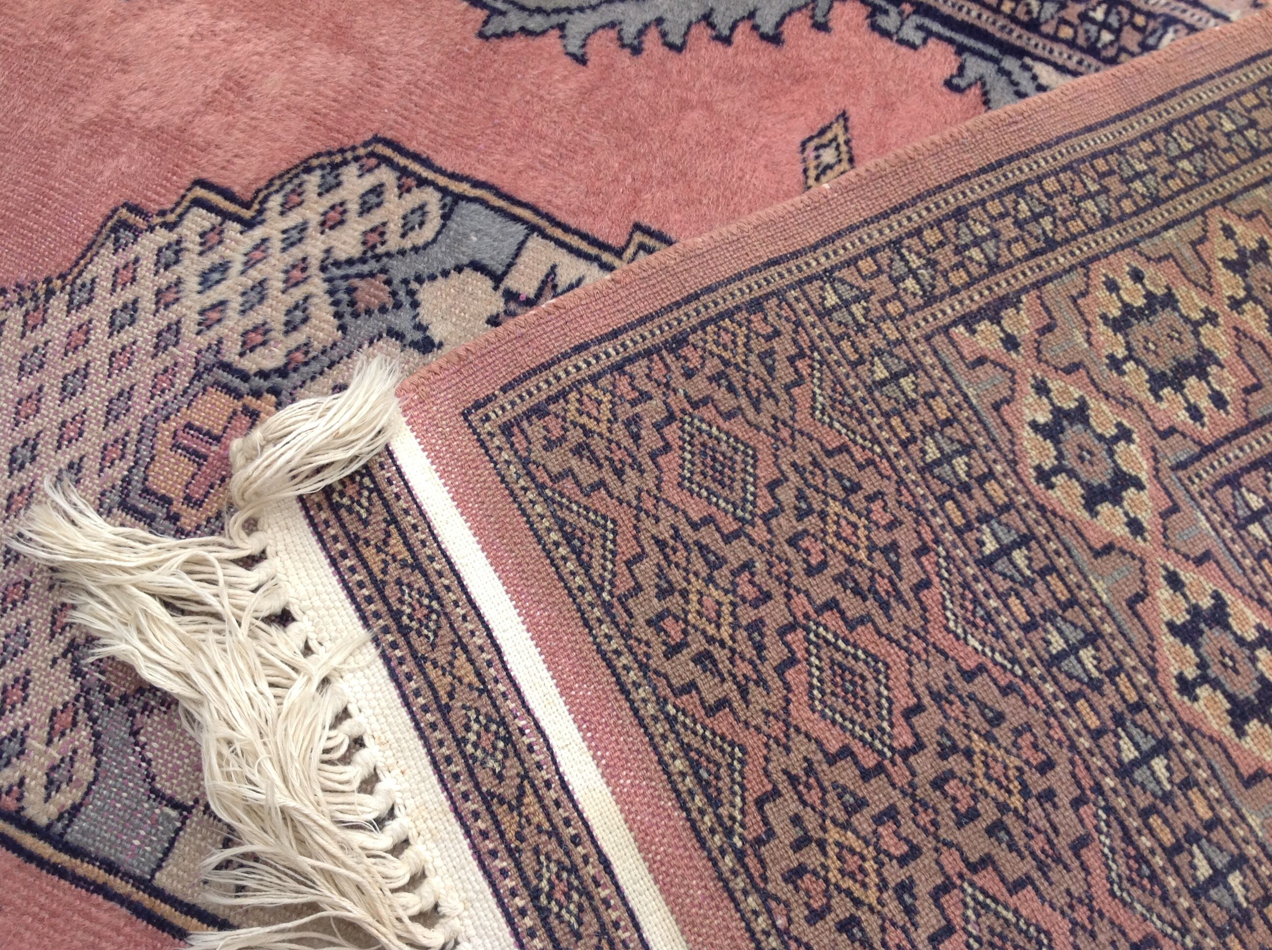 Rectangular oriental rug 153 x 91 cm