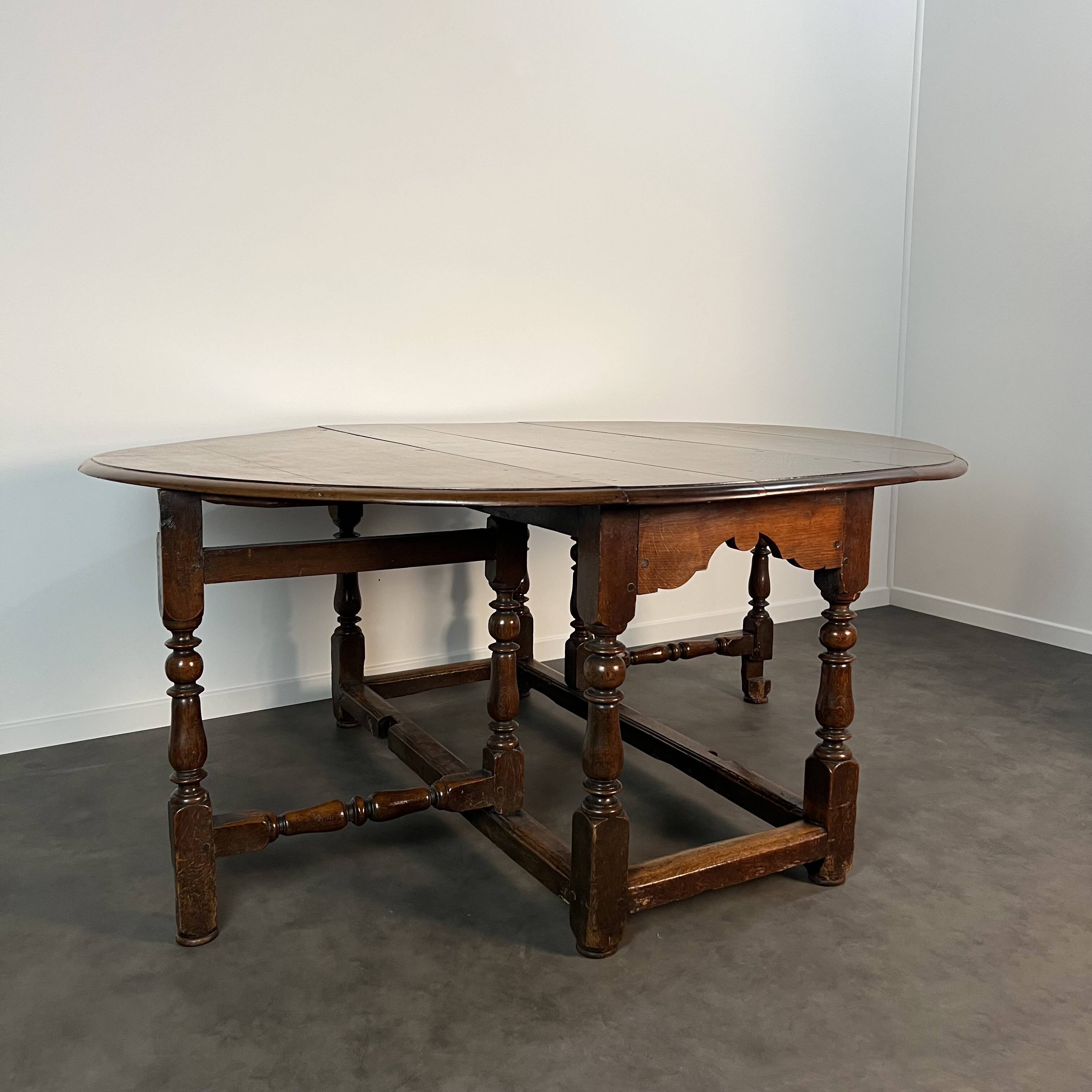 18th-century oak Gateleg drop-leaf dining table