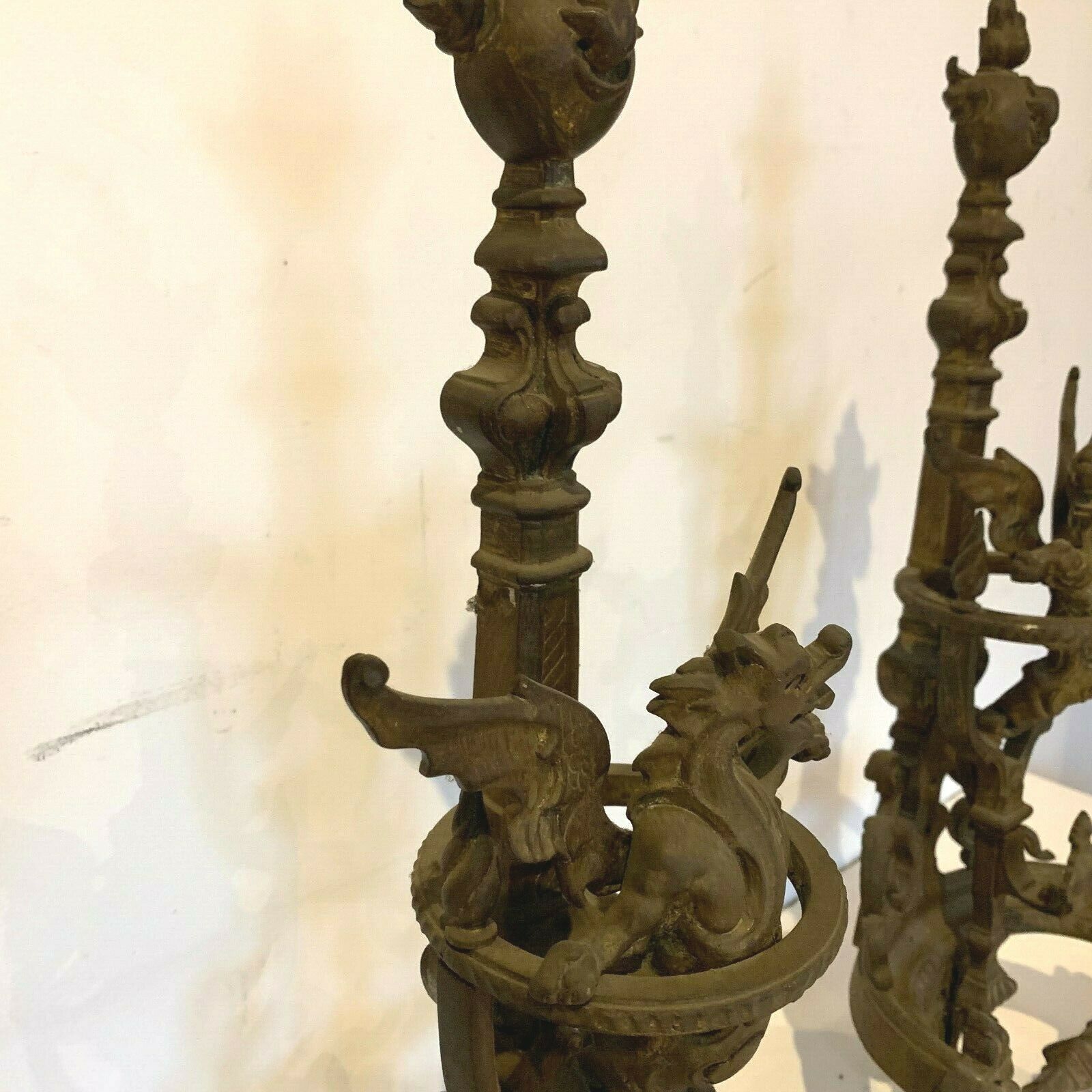 Paire de chenets en bronze ciselé a décor de dragons XIX siècle