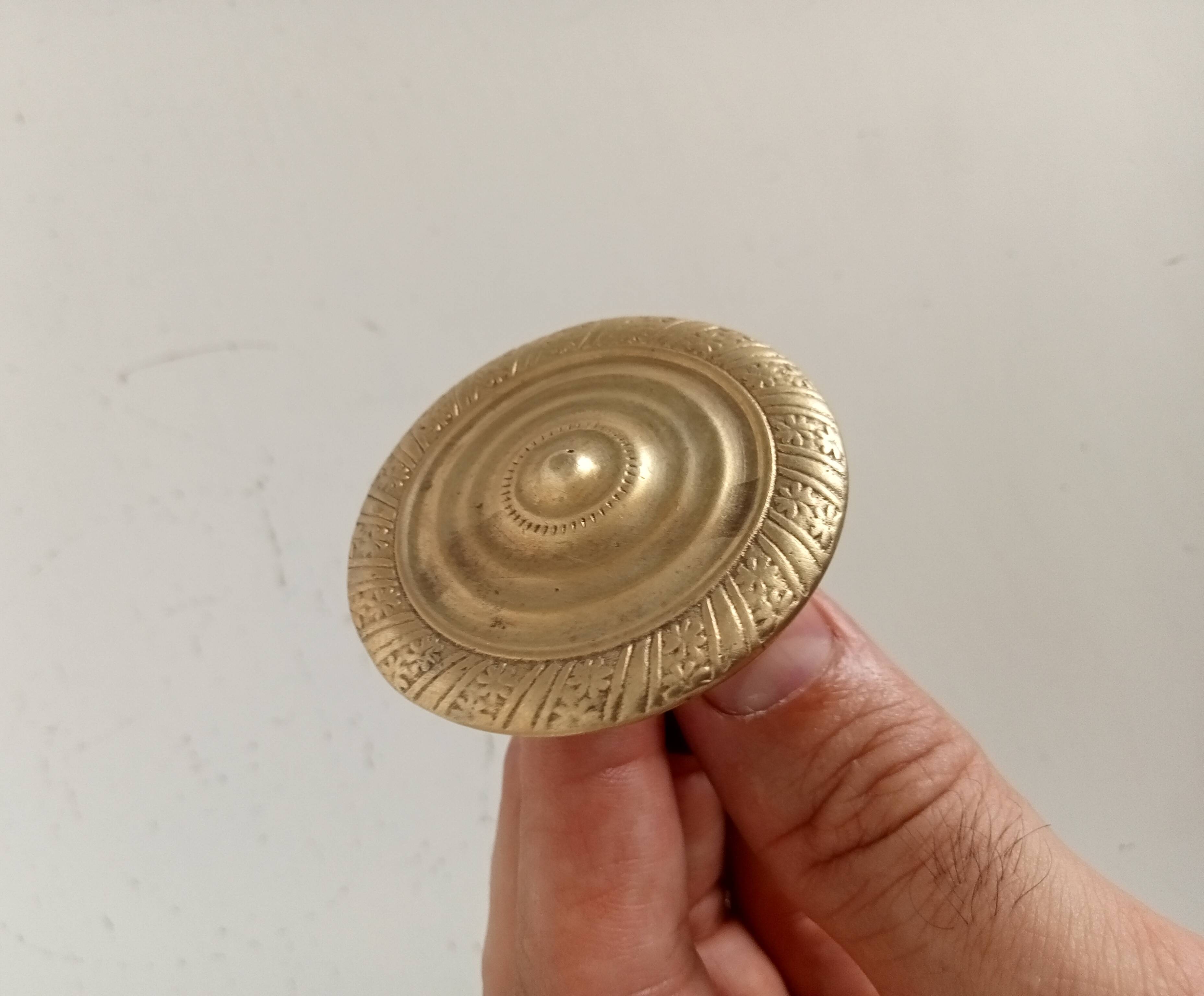 Empire furniture knob in gilded brass, 19th century.