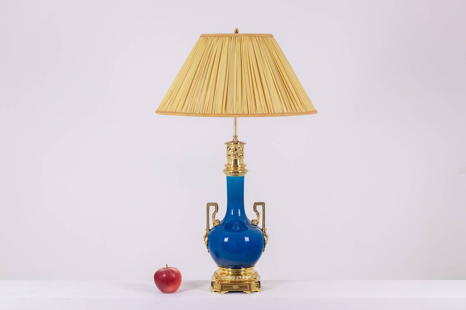 Lamp with handles in blue porcelain and gilded bronze. Circa 1880.