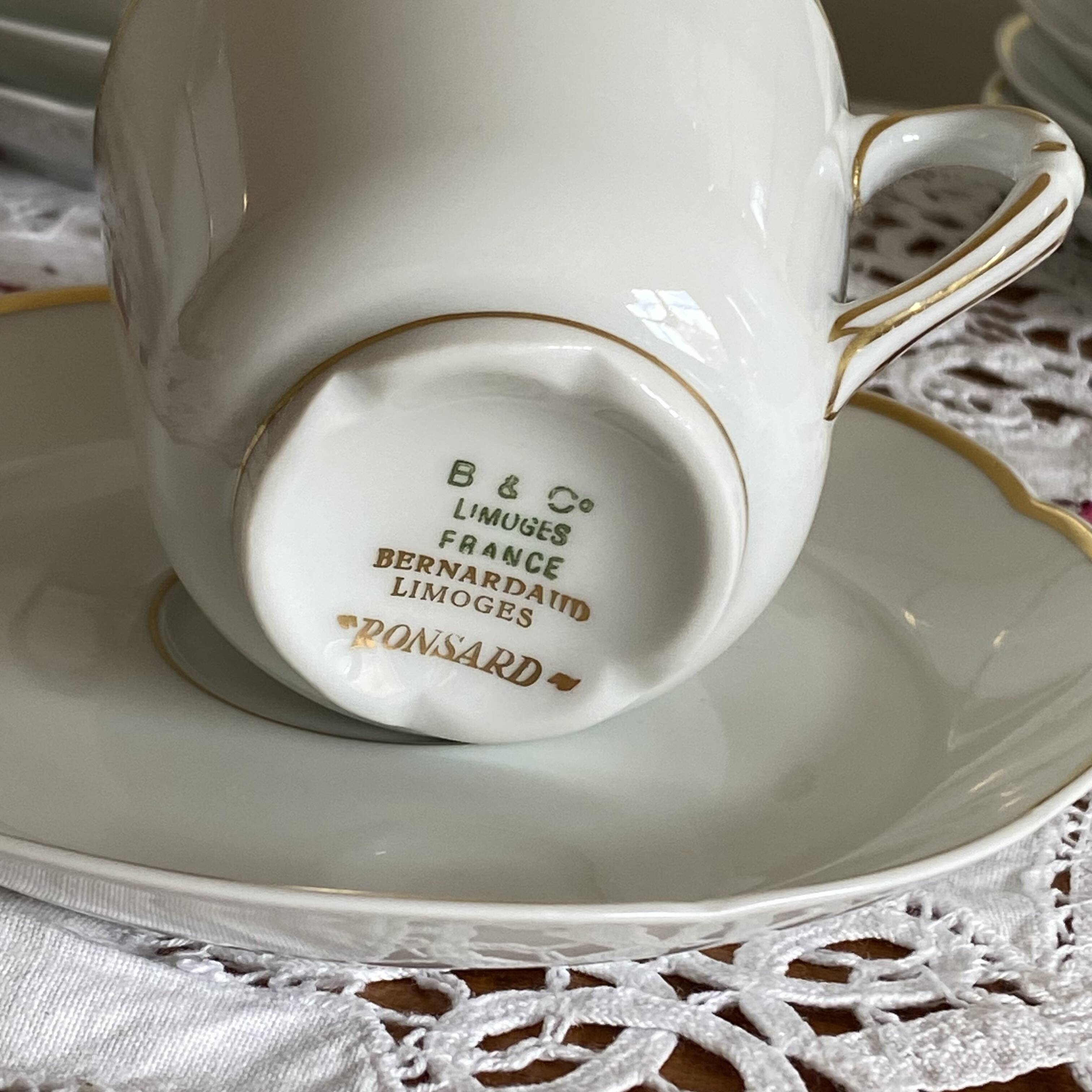 10 tasses à expresso et soucoupes en porcelaine Bernardeau Limoges Ronsard
