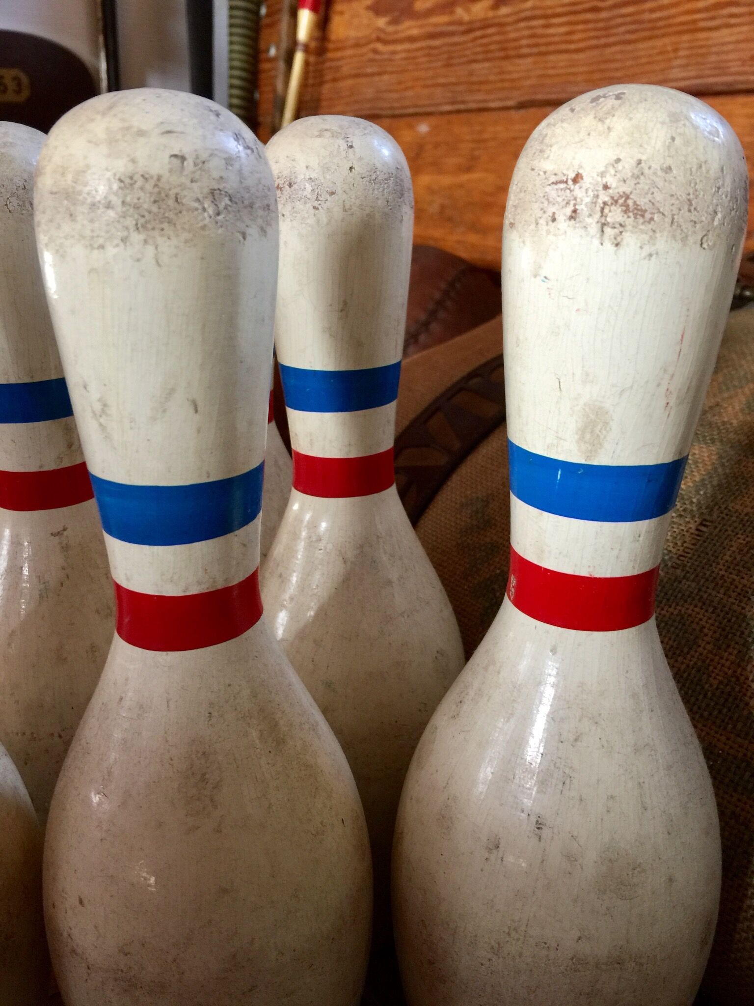 Ensemble de 6 quilles et 2 balles en bois