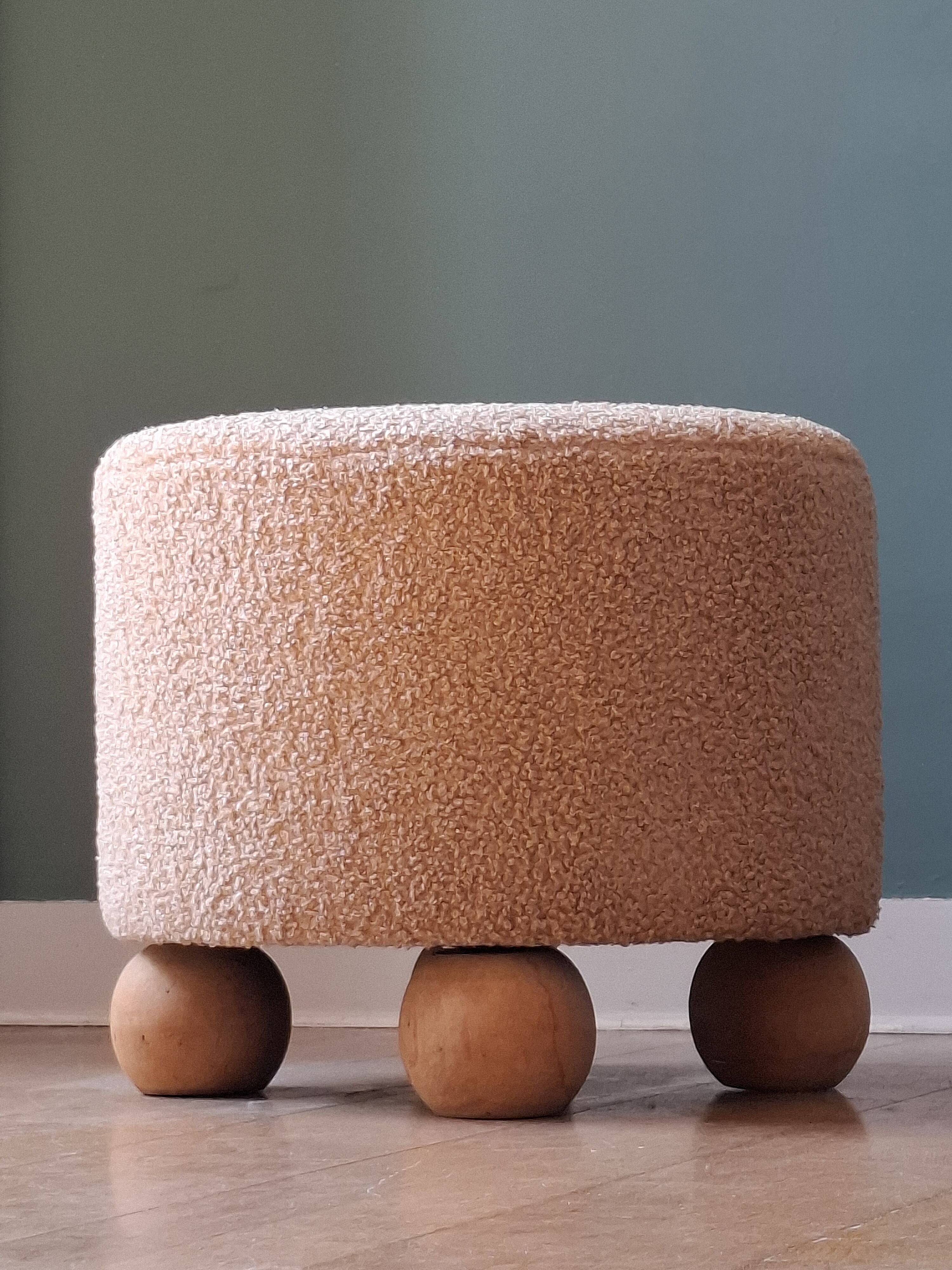 Pouffe foot balls
