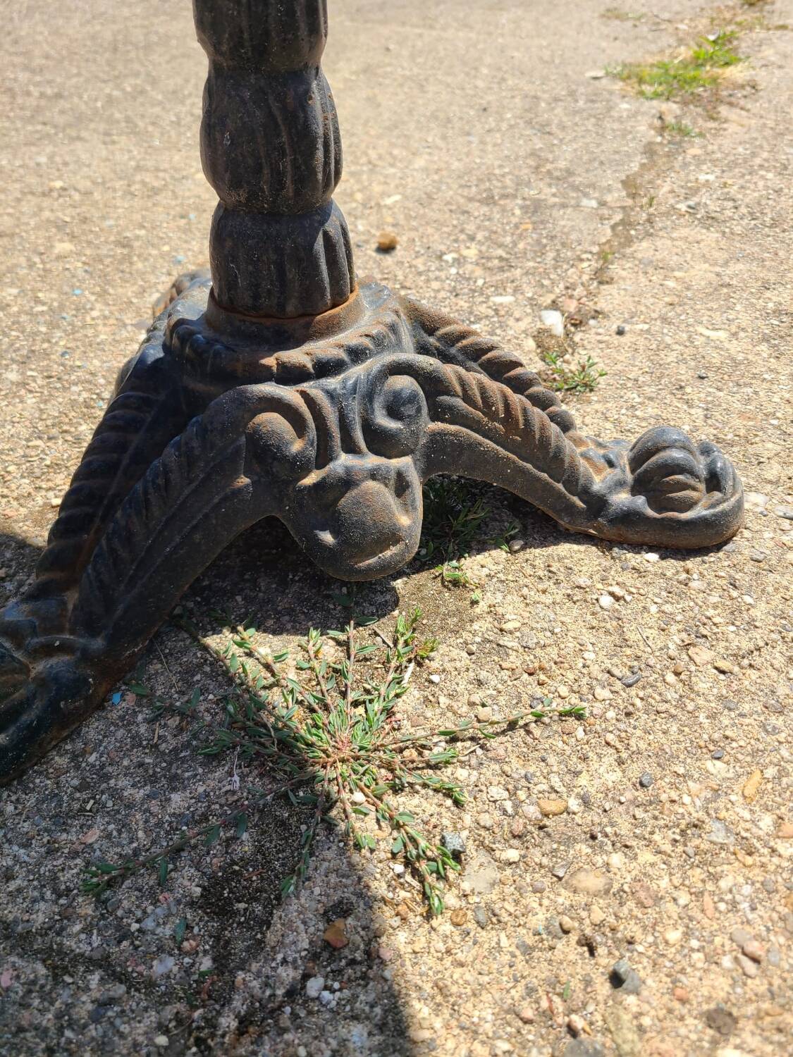 Parisian bistro pedestal table in marble and cast iron