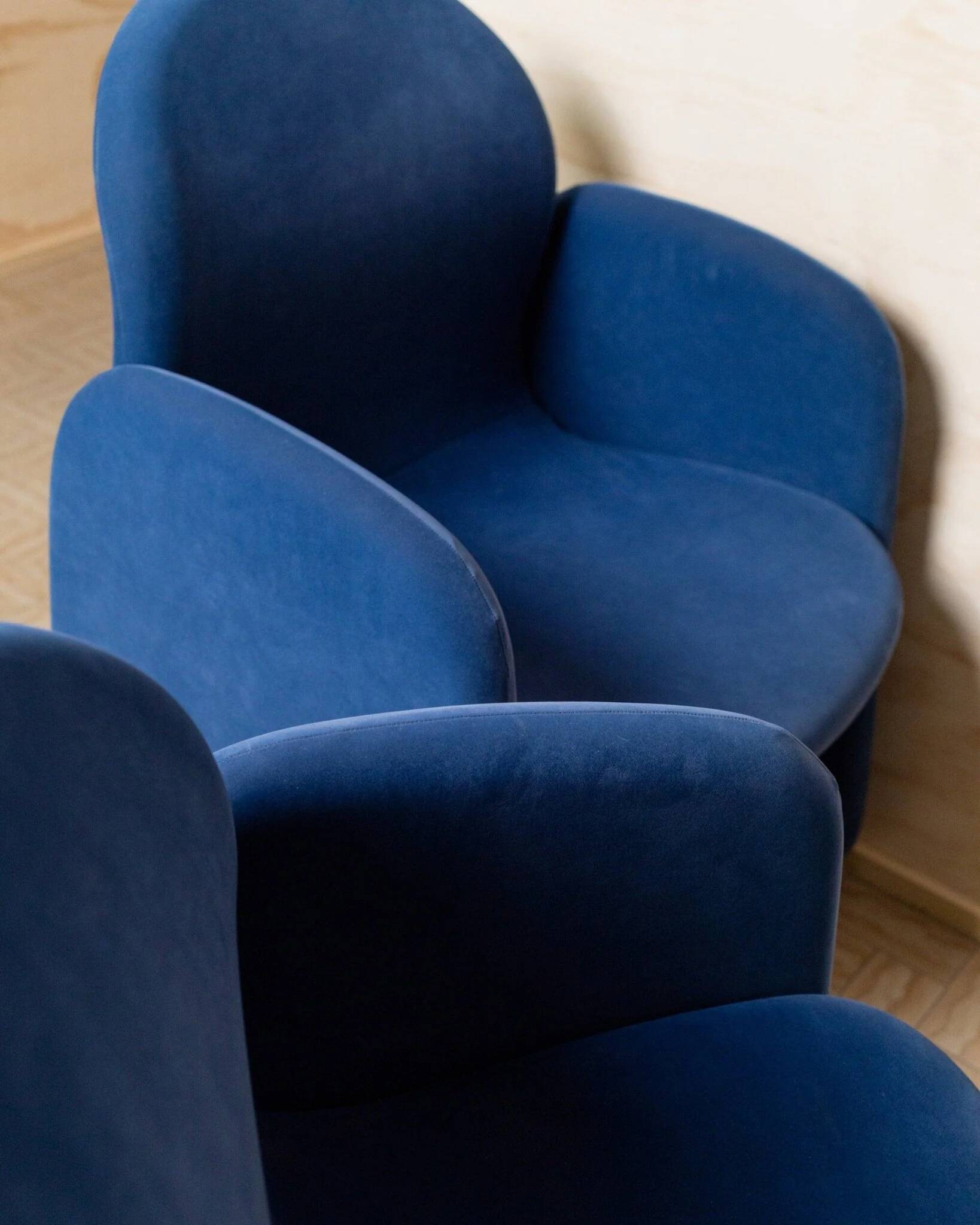 Paire de fauteuils en velours bleu avec pieds ronds en acrylique - design italien des années 1970.