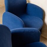 Paire de fauteuils en velours bleu avec pieds ronds en acrylique - design italien des années 1970.