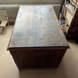 Bureau ancien en bois avec tiroirs.