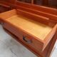 Vitrine de cuisine vintage avec portes coulissantes