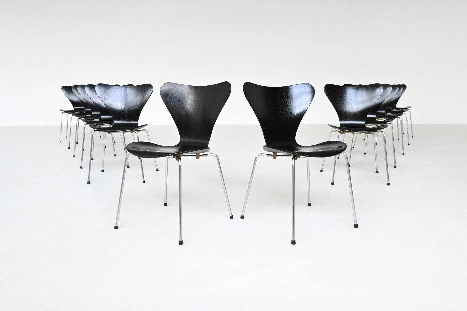 Arne Jacobsen 3107 'Butterfly' dining chairs Fritz  Hansen Denmark 1967