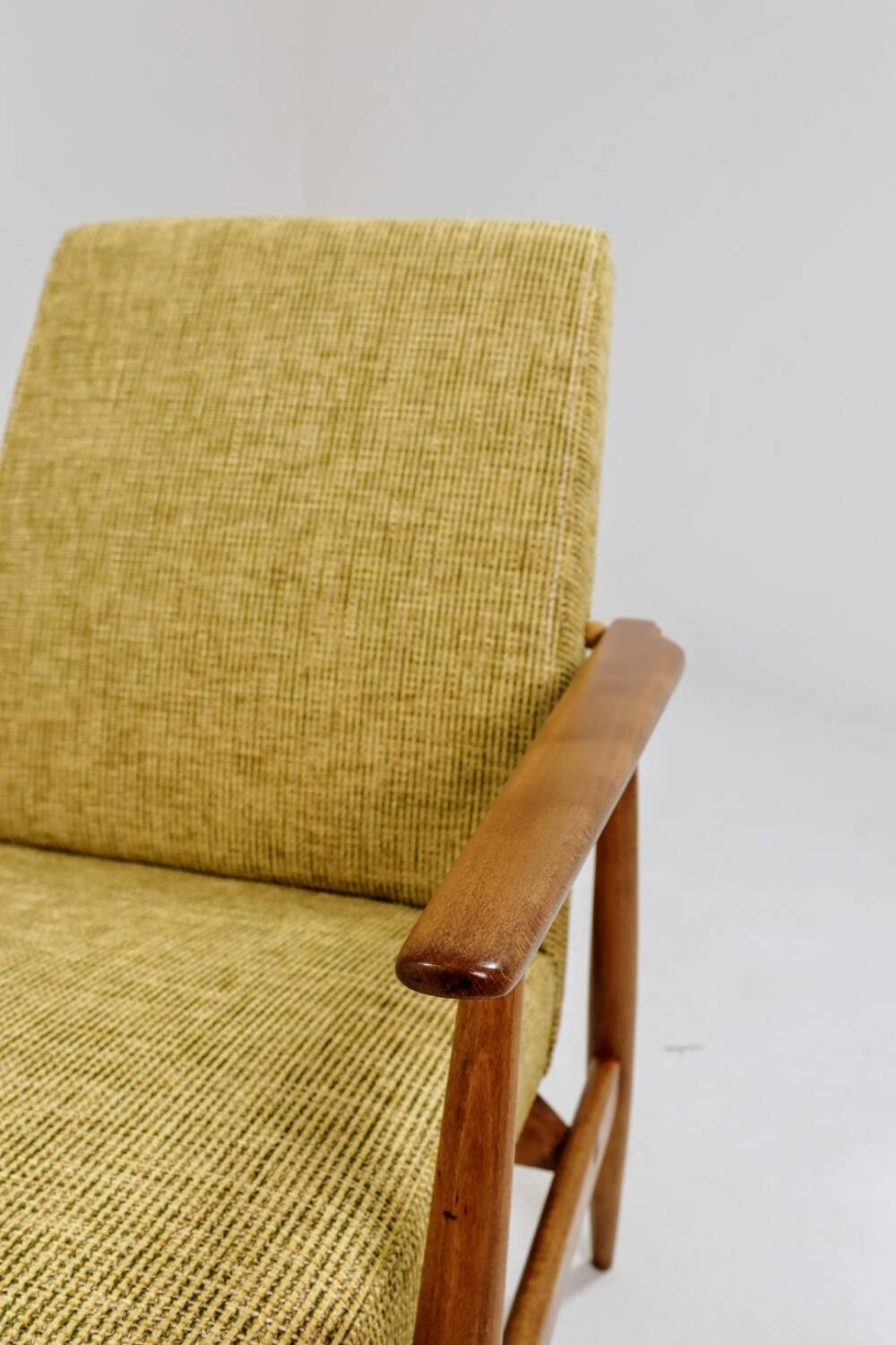Fauteuil vintage olive vert design by H.Lis