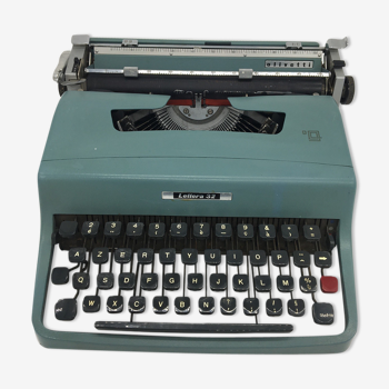 Machine à écrire Olivetti Lettra 32