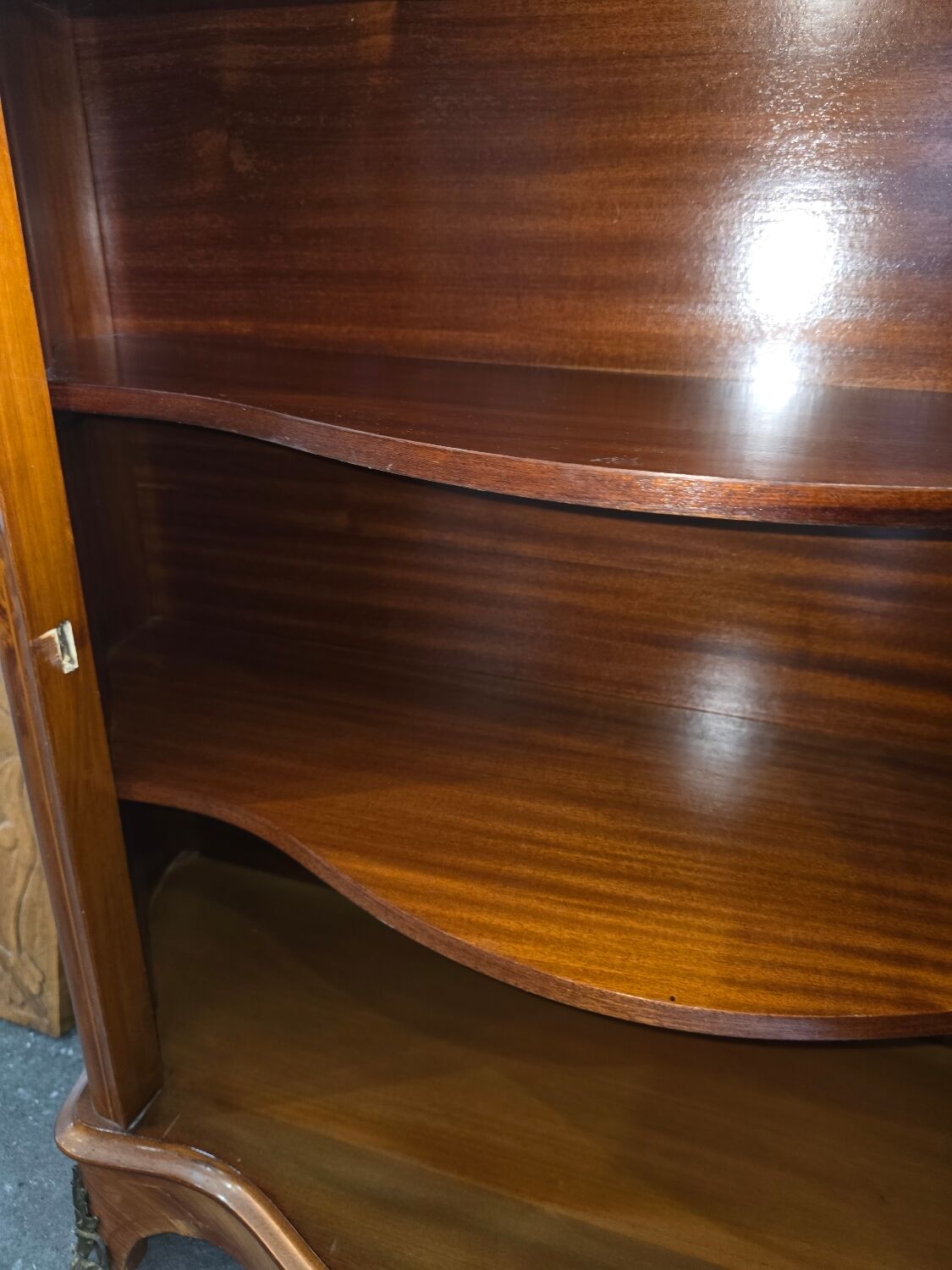 Curved support furniture in floral marquetry – Louis XV style, marble top, late 19th century.