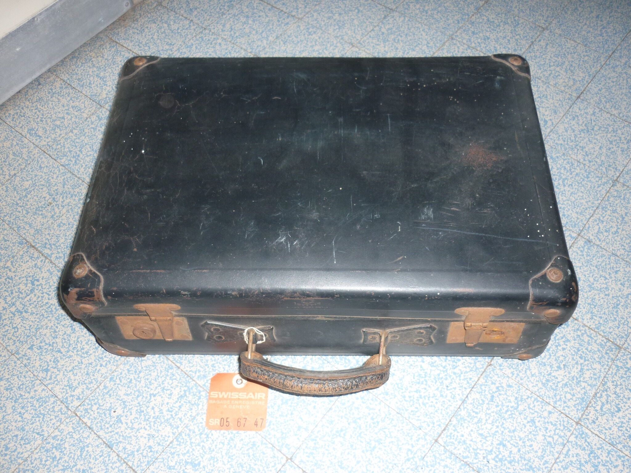 Black suitcase Imperia vulcanized fiber