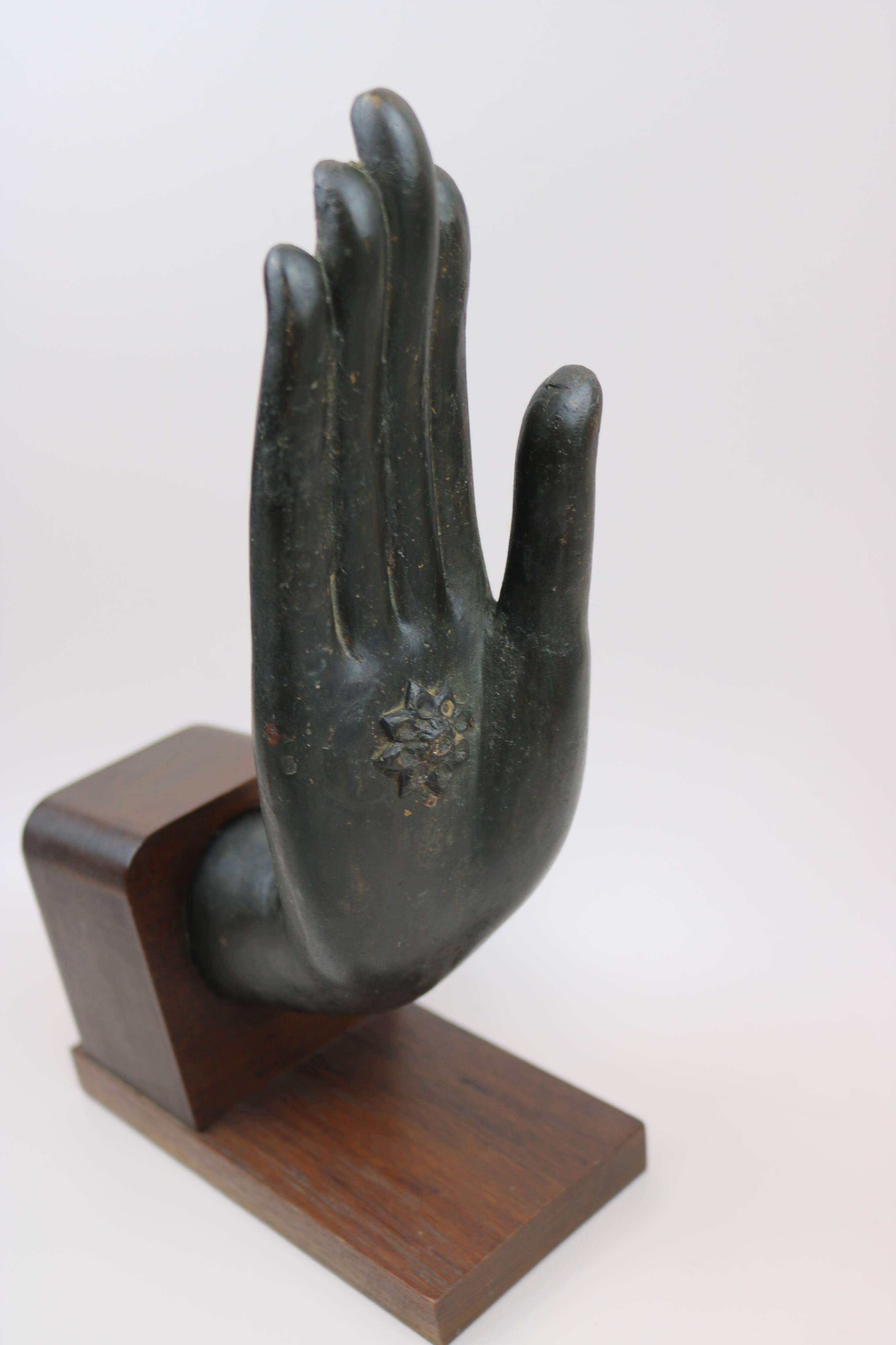 Serre Livre statue main de Bouddha