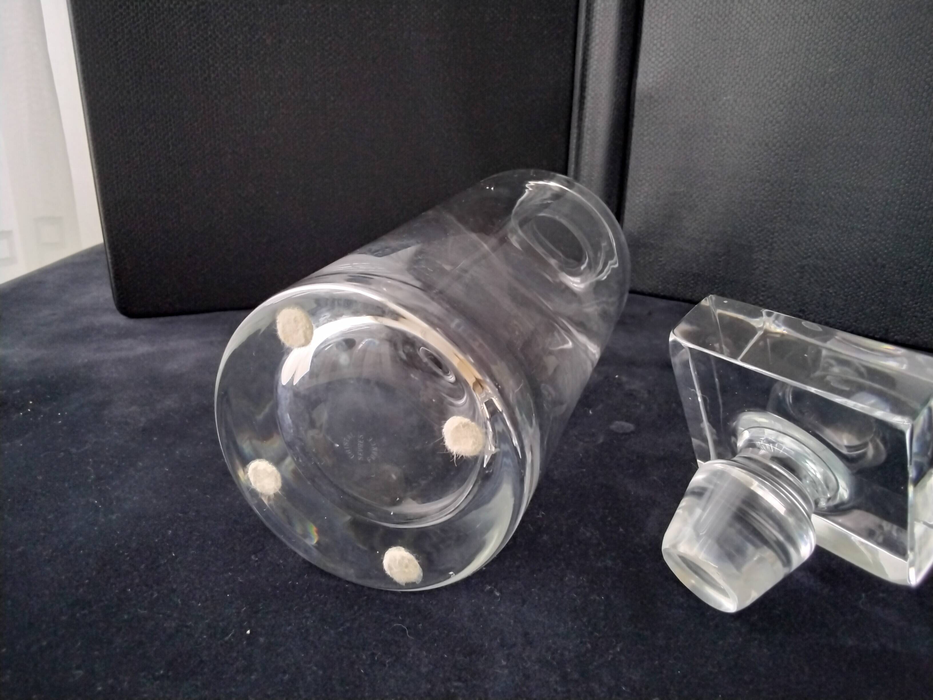 Cylindrical whiskey decanter in Sèvres crystal.