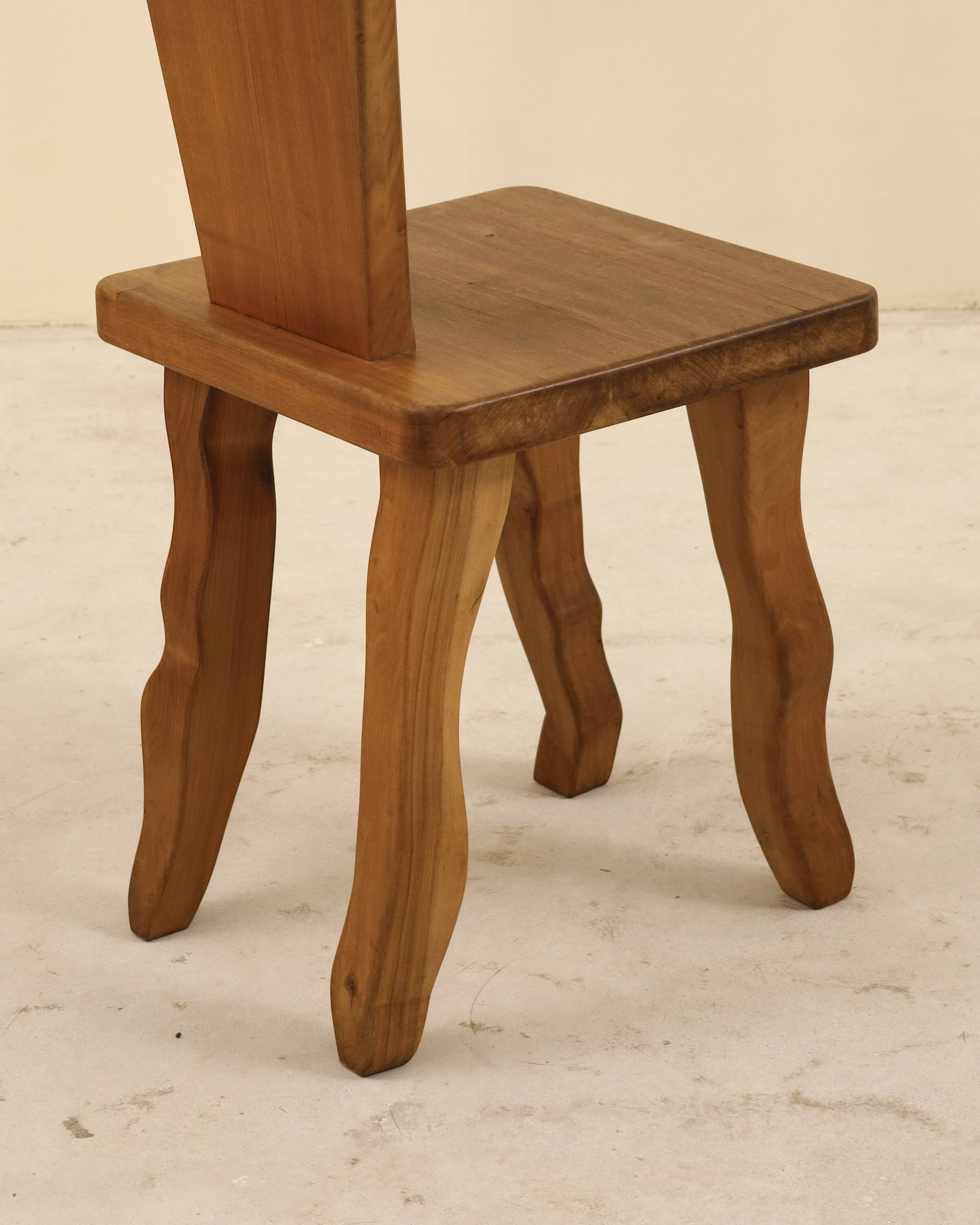 Ensemble de 6 chaises en noyer massif, France, 1970's