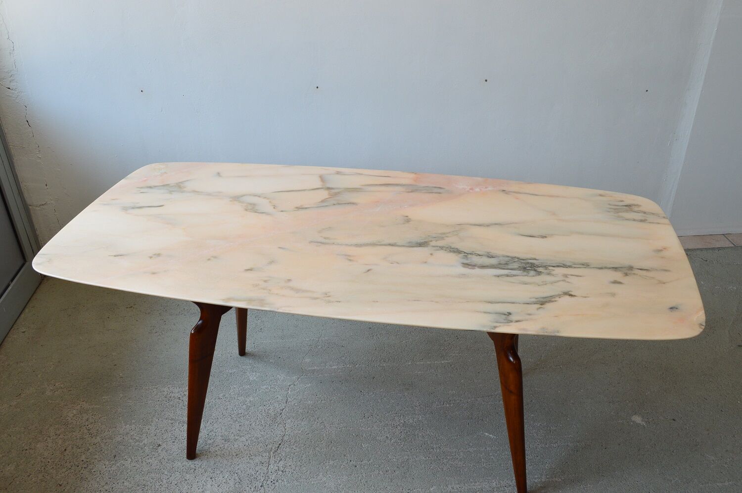 Italian dining table with sculptural beech base and pink marble, 1950s