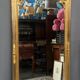 Grand miroir ancien luxueux dans un cadre doré de style Louis XVI.