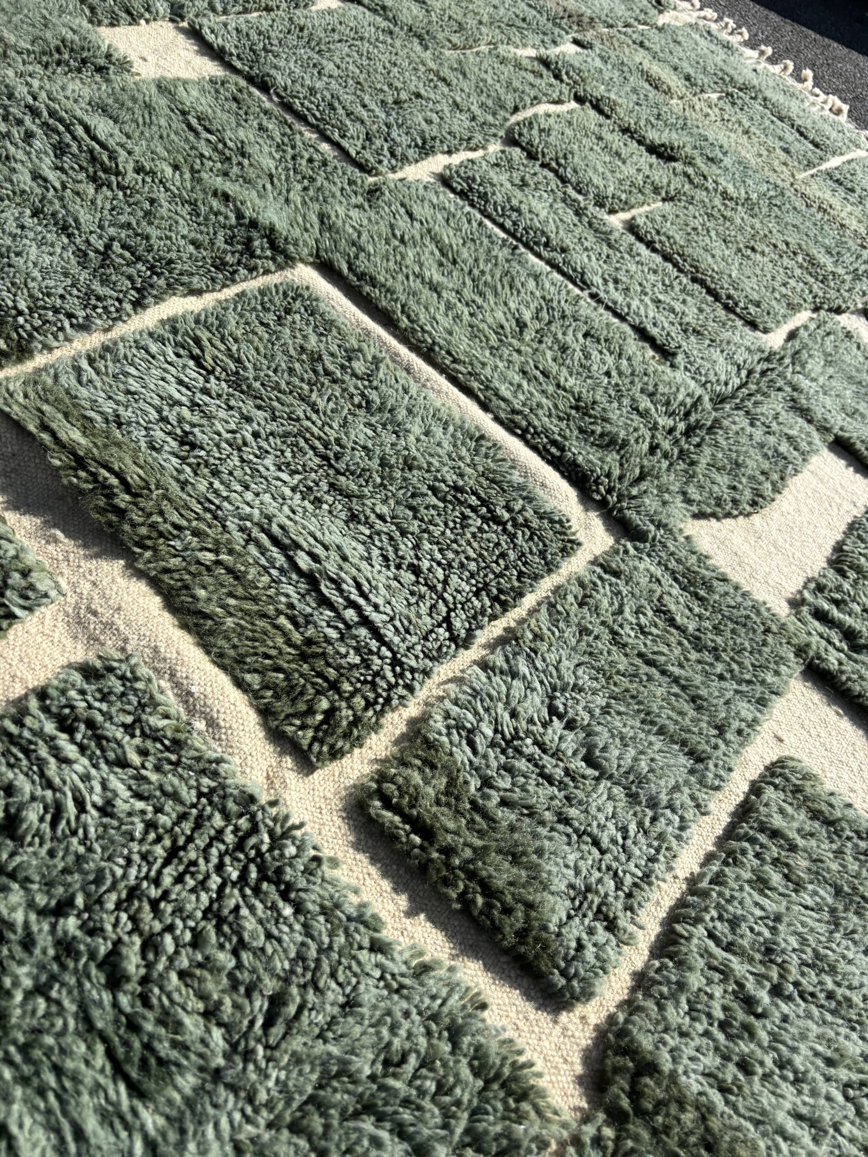 Moroccan Berber rug in green and white wool 200x300 cm – Designer rug con