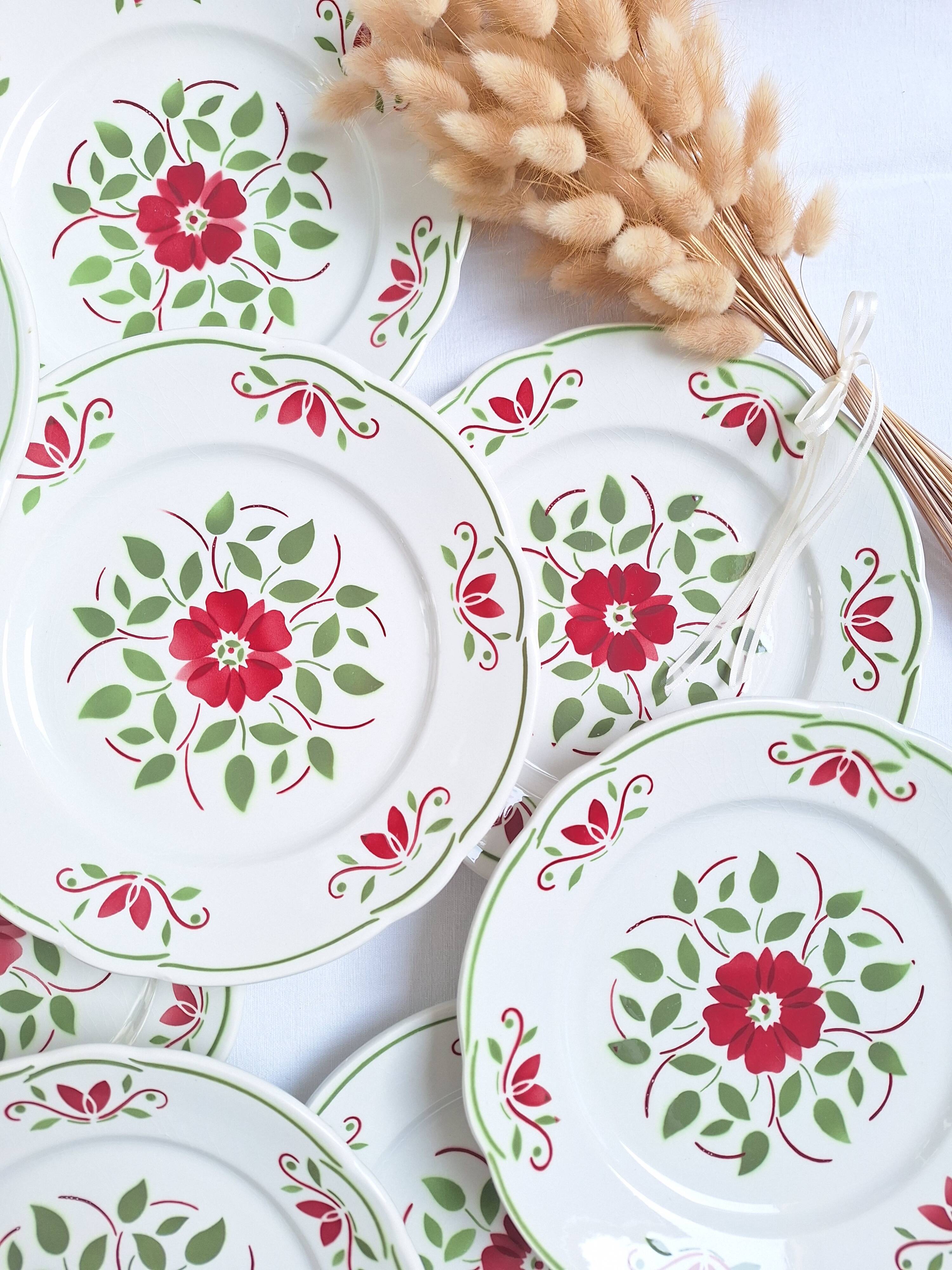 Assiettes plates vertes et bordeaux des années 50's