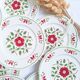 Assiettes plates vertes et bordeaux des années 50's