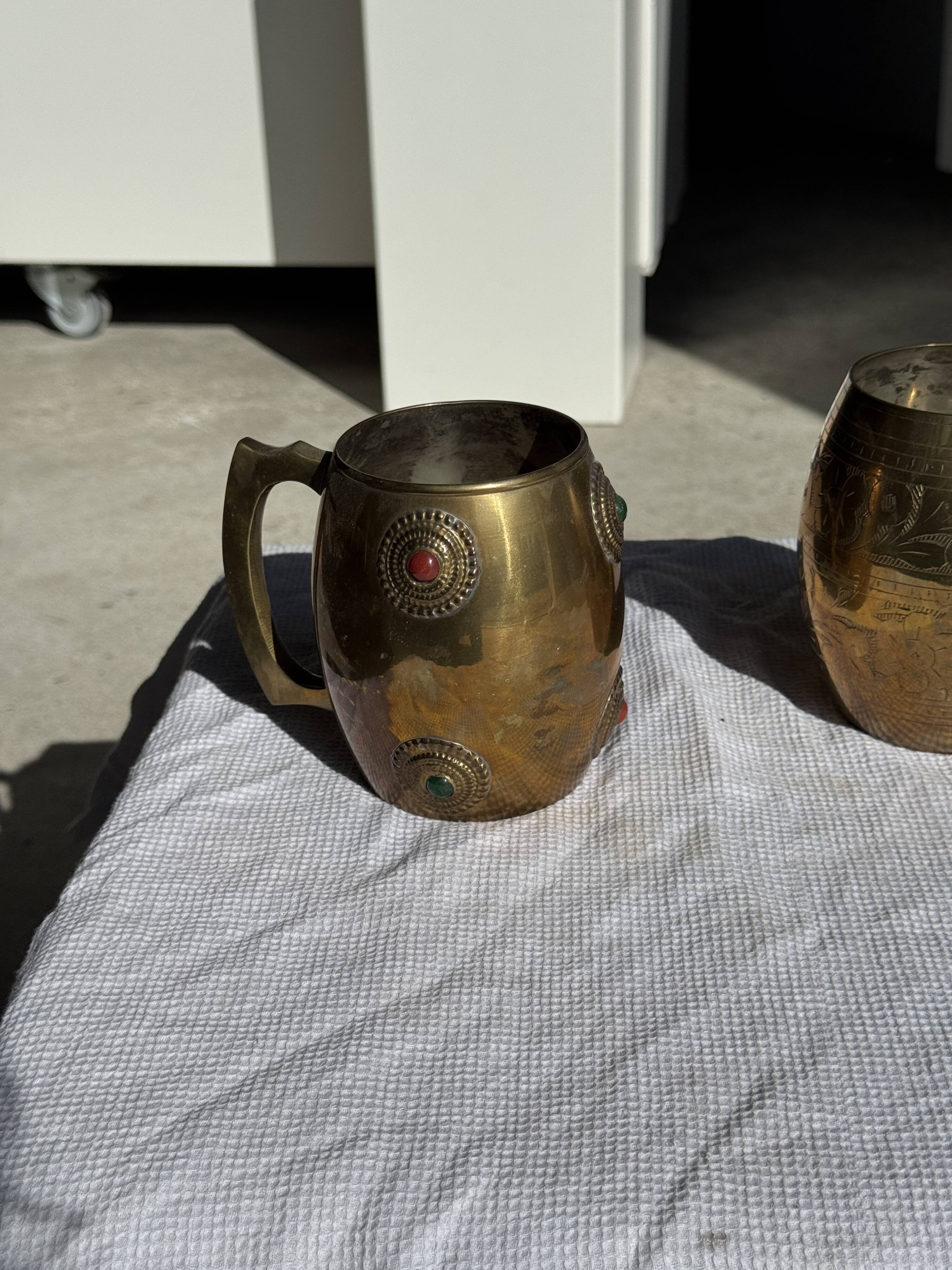 Mug en métal doré indien incrusté de pierres H11 D7