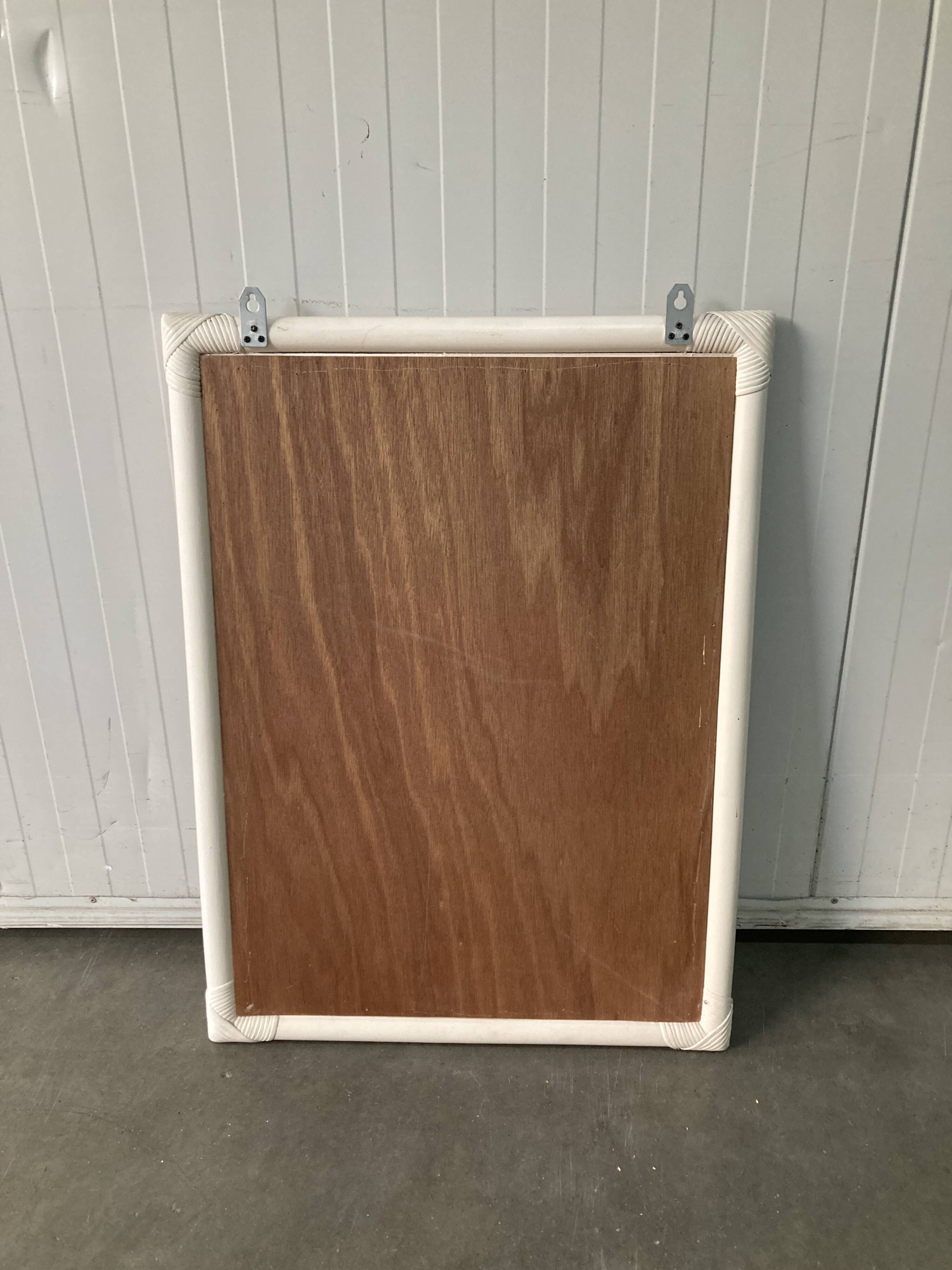 Miroir vintage en rotin et bambou blanc cassé, années 70/80