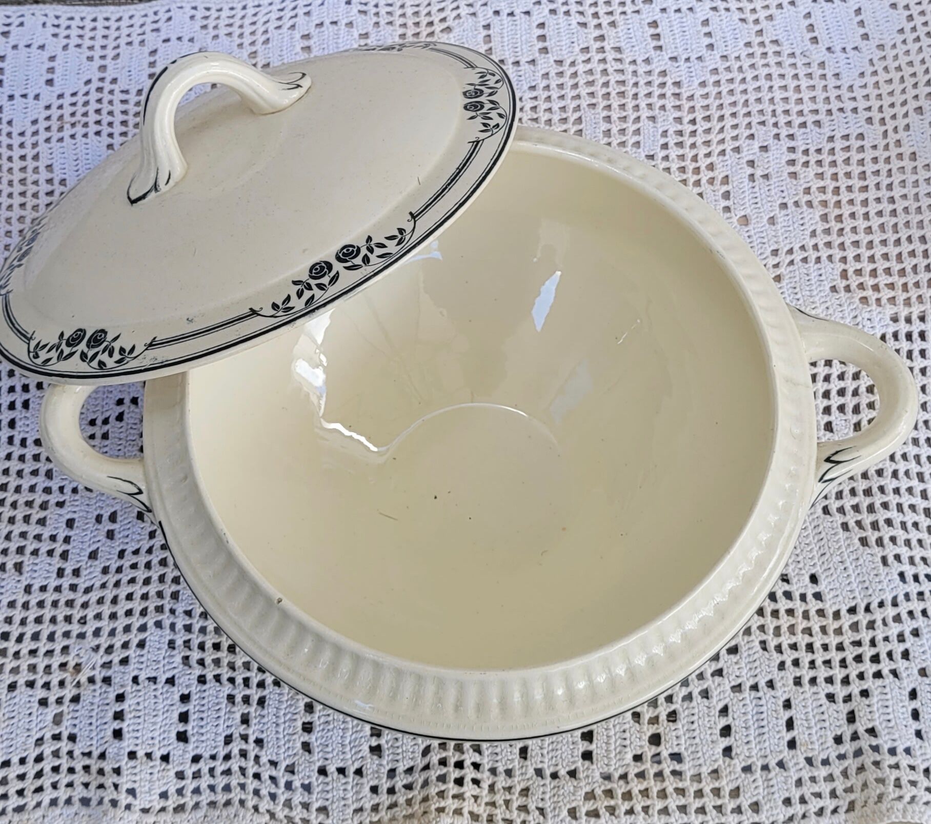 Soupière Salins, terre de fer, blue flower decoration