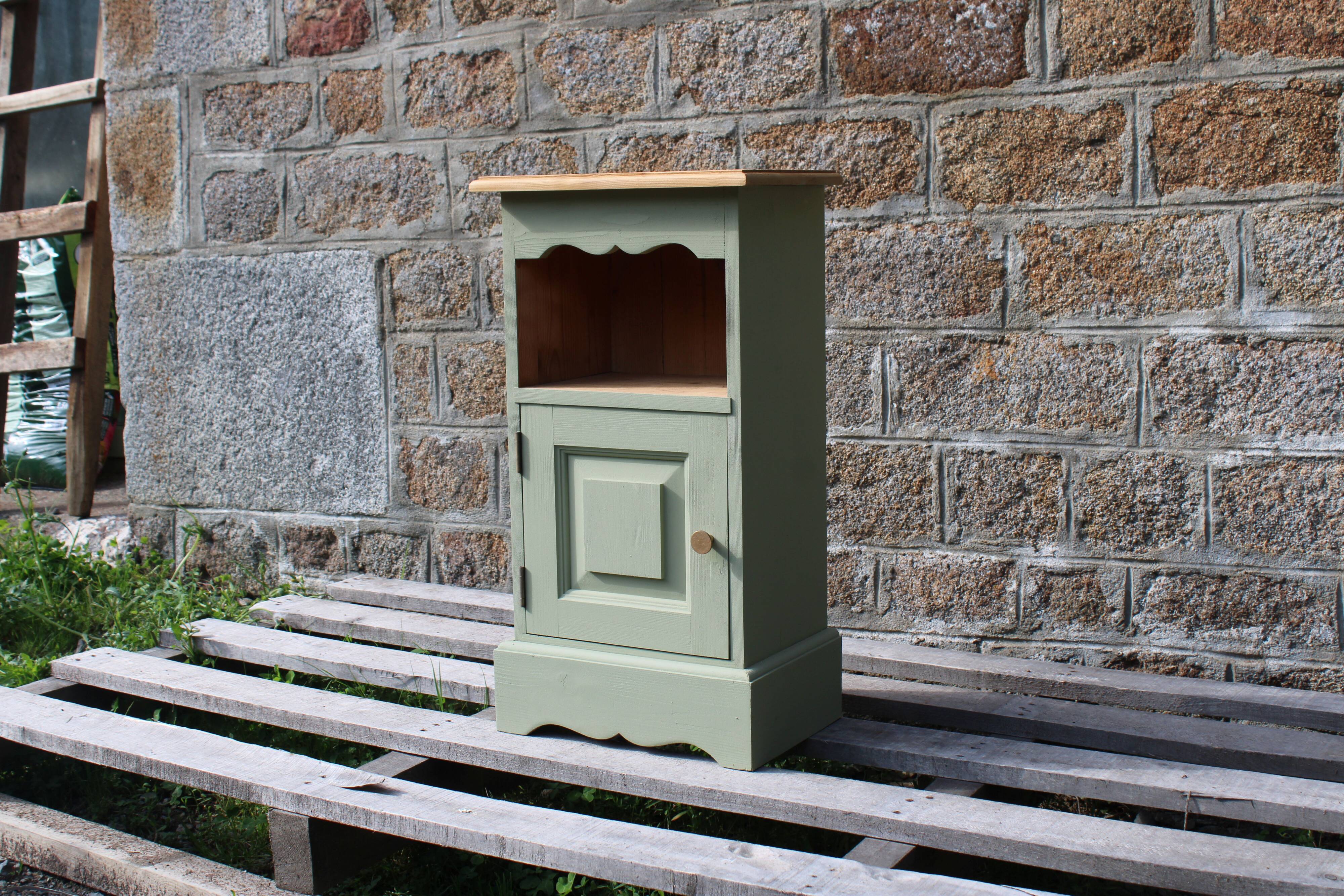 Chevet vintage en pin rénové – Vert Lézard Pure & Paint – Plateau bois natu