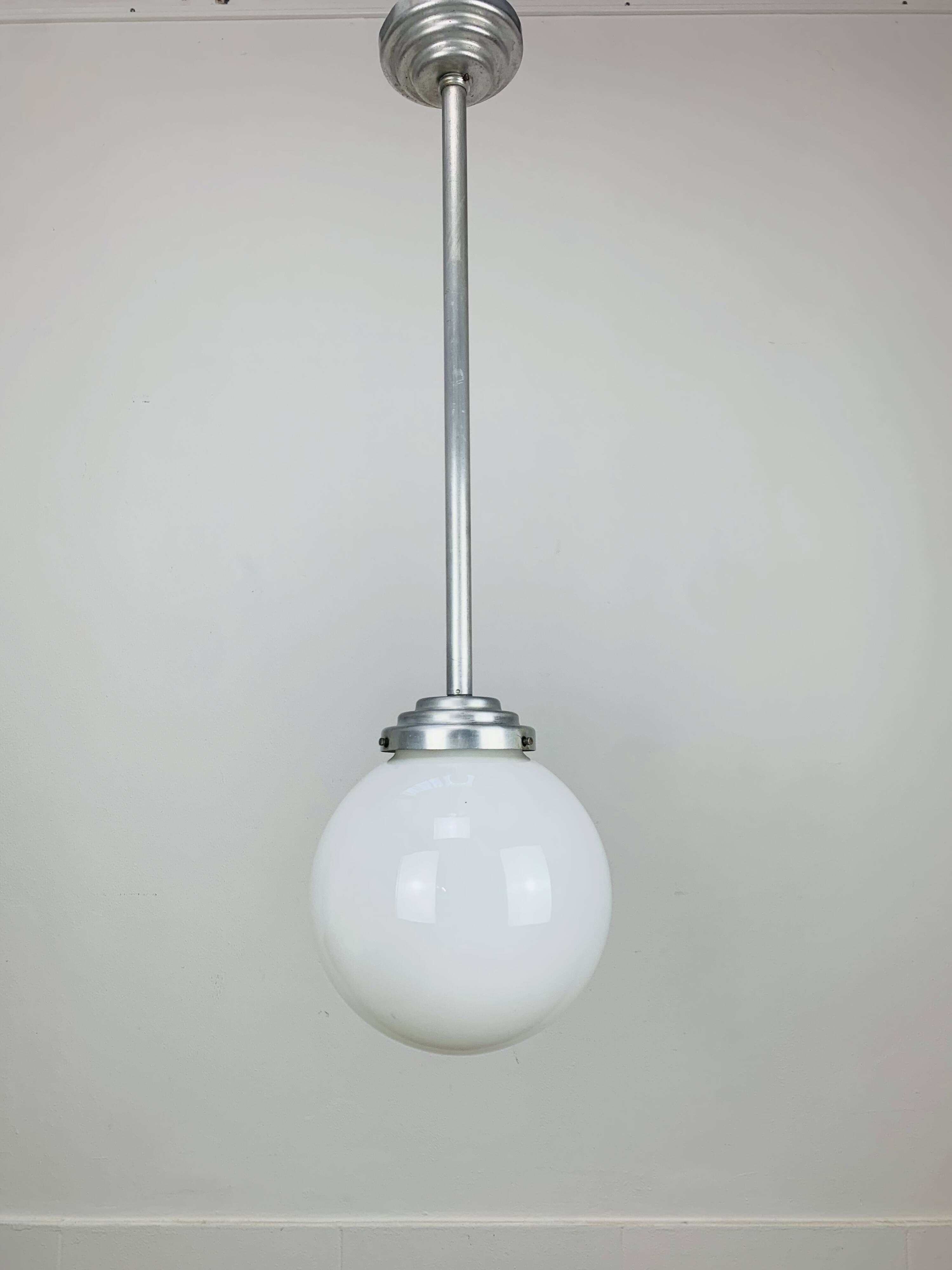 Suspension boule opaline art déco, 1930/1940