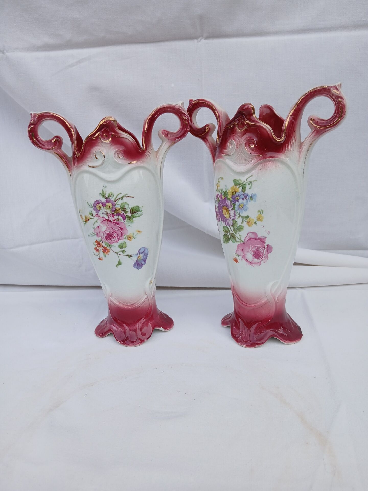 Paire d'anciens vases en barbotine d'Onnaing
