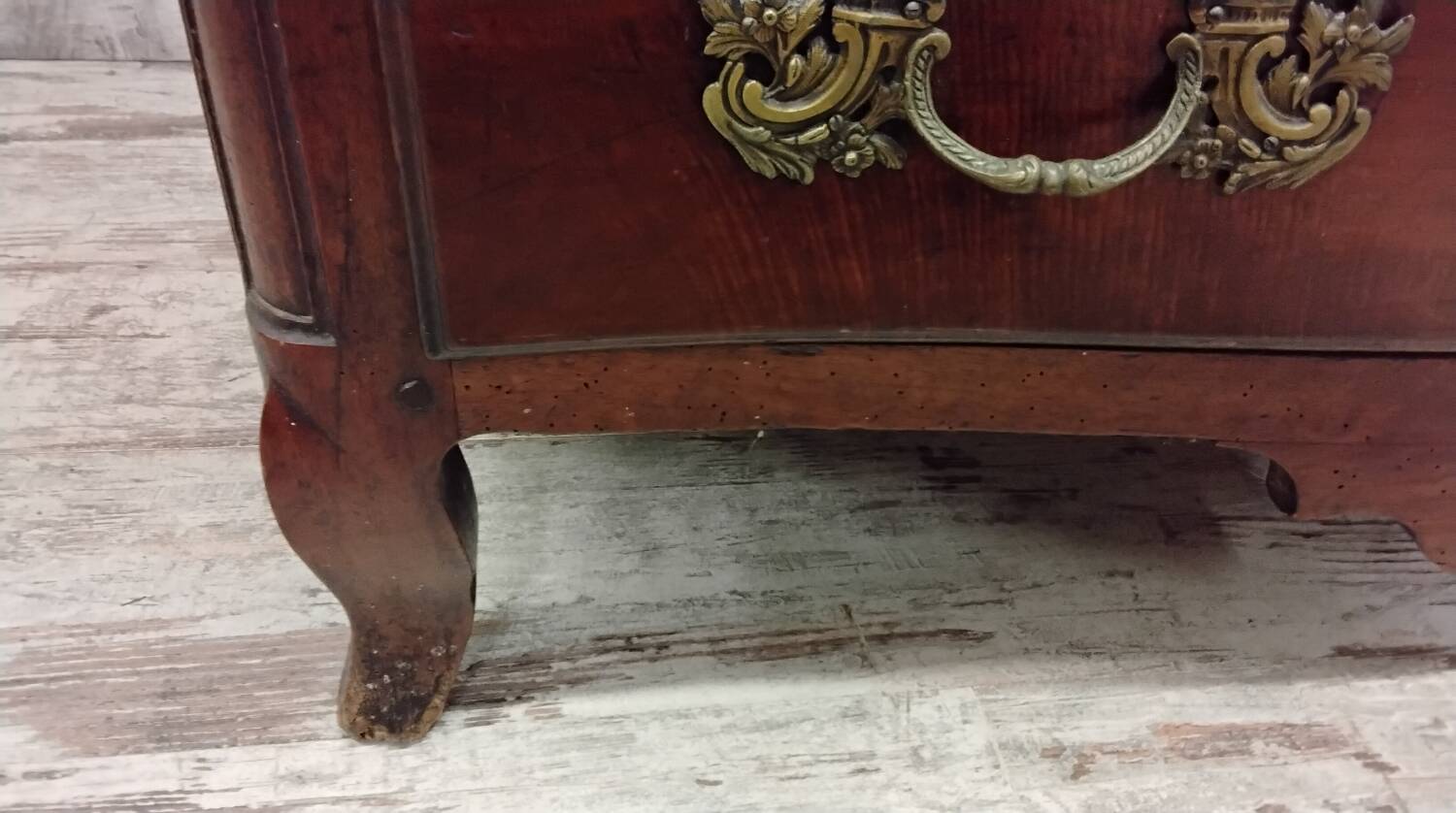 Rustic walnut chest of drawers from the 18th century