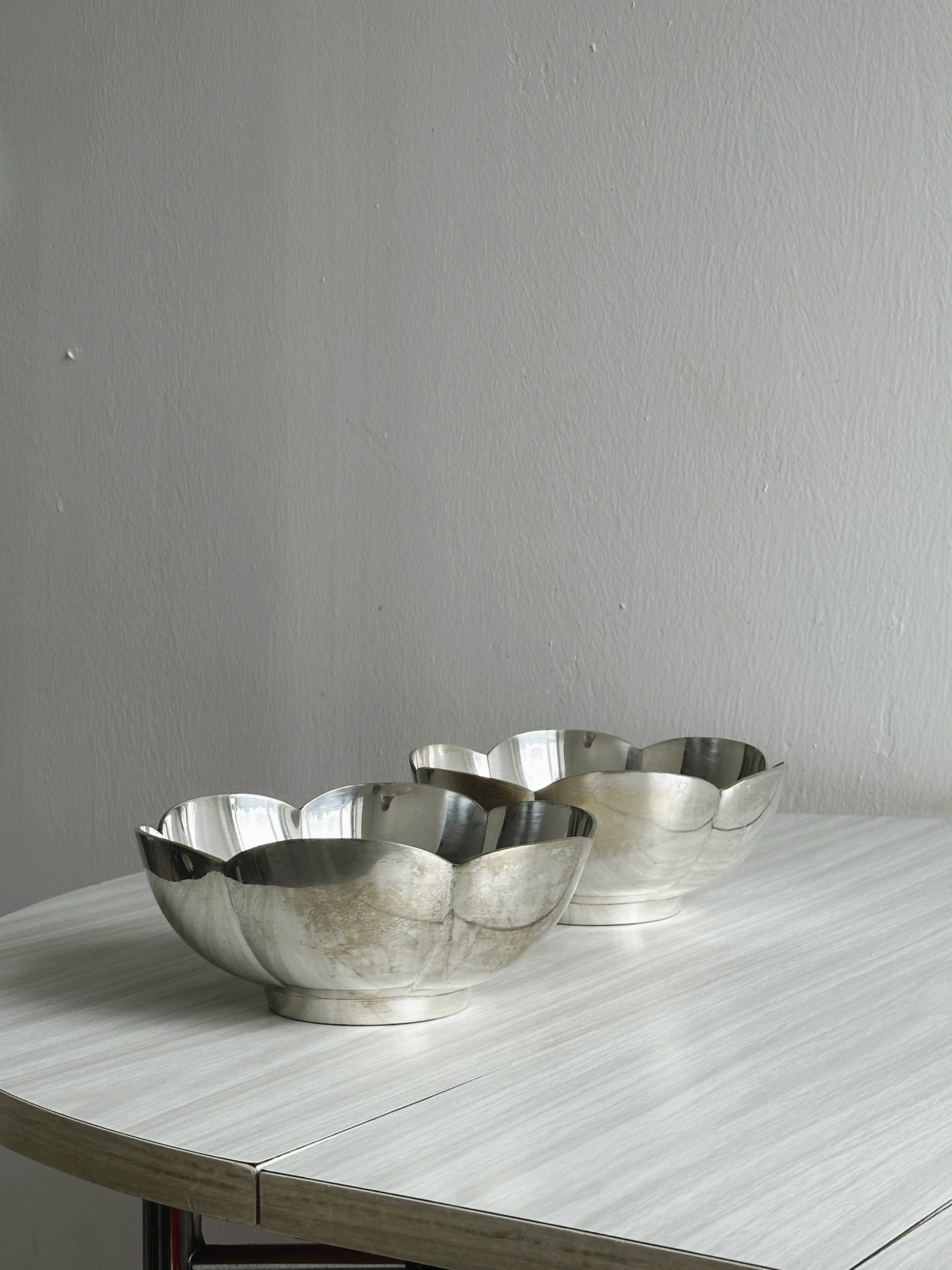 Plat, saladier ancien en métal forme fleur