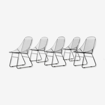 Cet ensemble de cinq chaises minimalistes a été conçu dans les années 1960