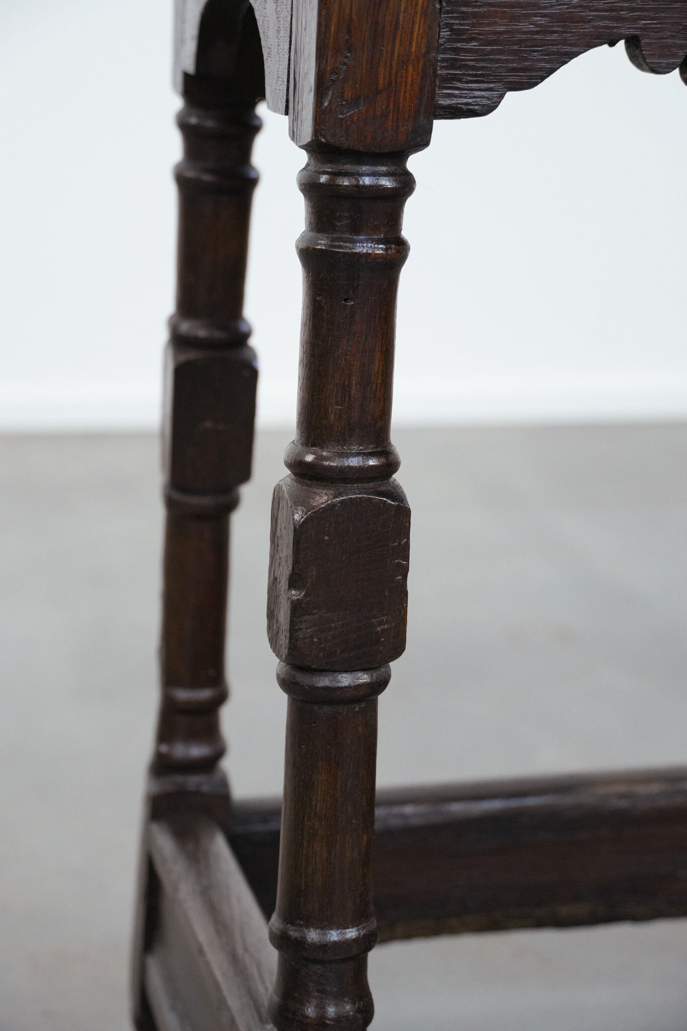 Tabouret ancien anglais en chêne massif du XVIIIe siècle