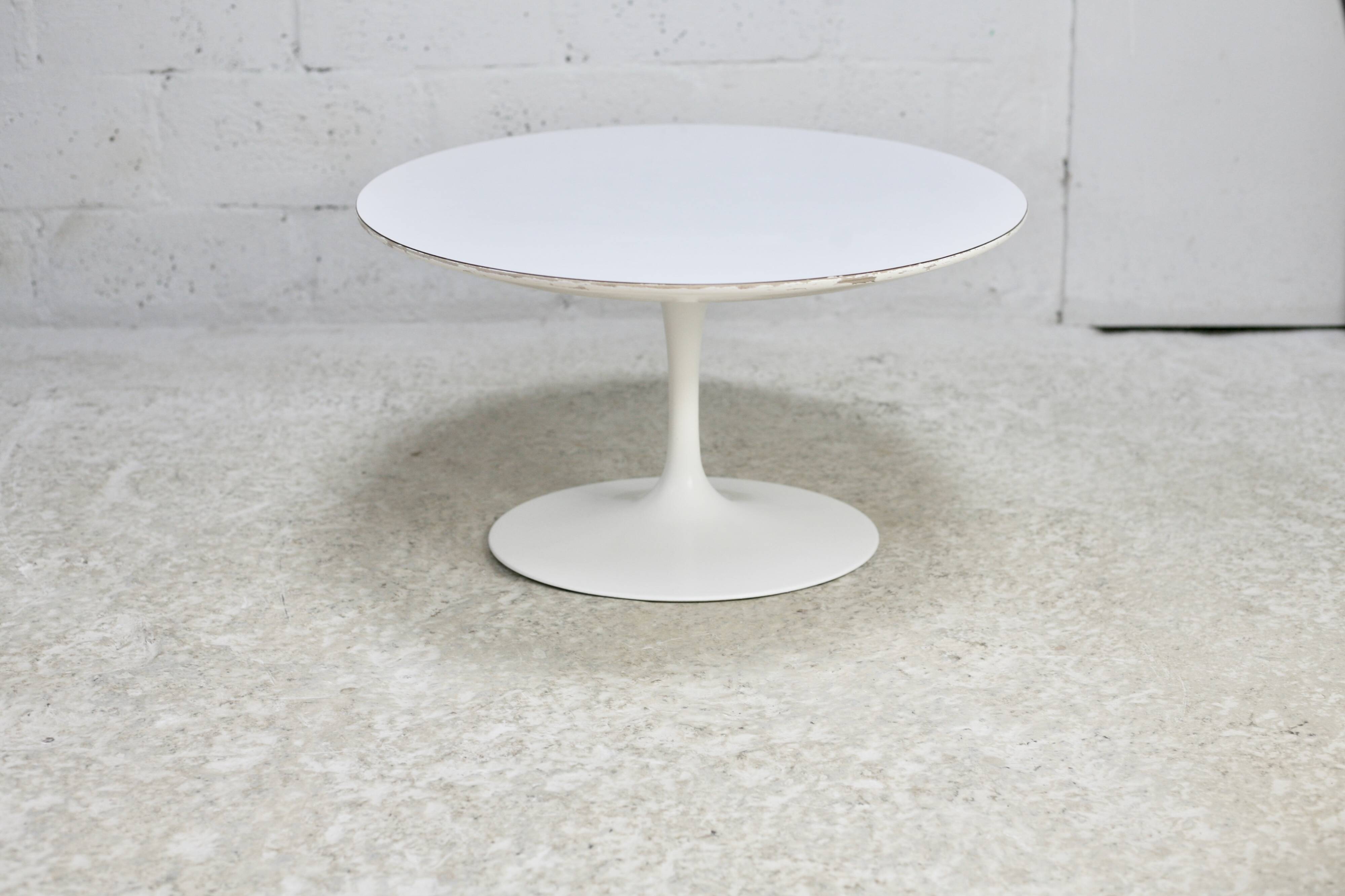 Knoll coffee table, Eero Saarinen, "tulip" model, white melamine wood. Signed, USA, circa 1960