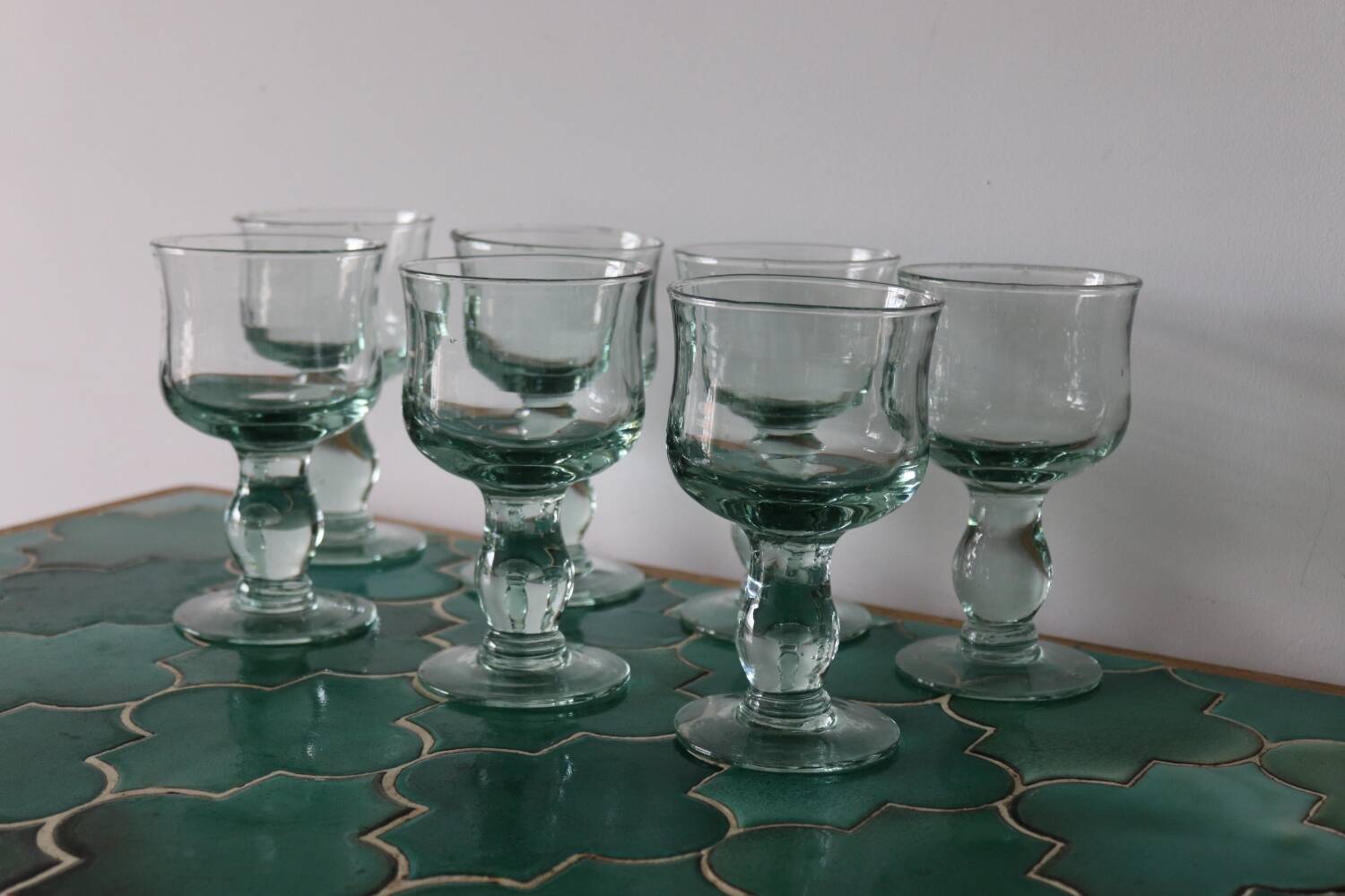7 grands verres à vin soufflés vert d'eau
